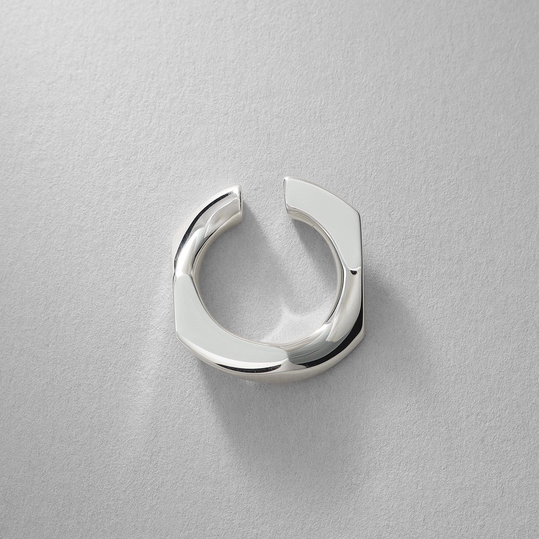 COCOSHNIK ONKITSCH「シルバー カーブチェーンモチーフイヤカフ」|イヤリング|