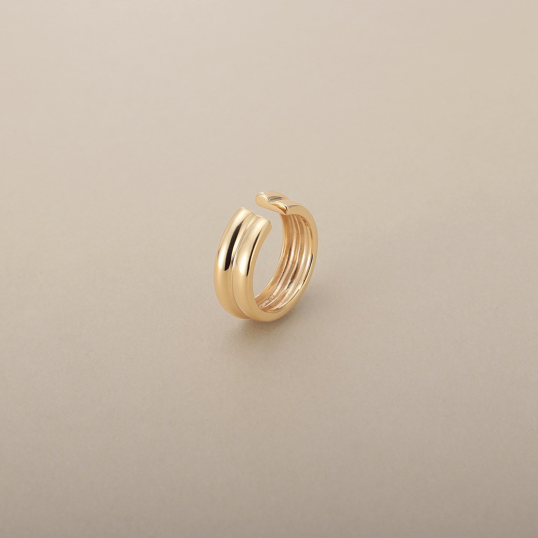 COCOSHNIK「K10甲丸ステップ イヤーカフ」|イヤリング|