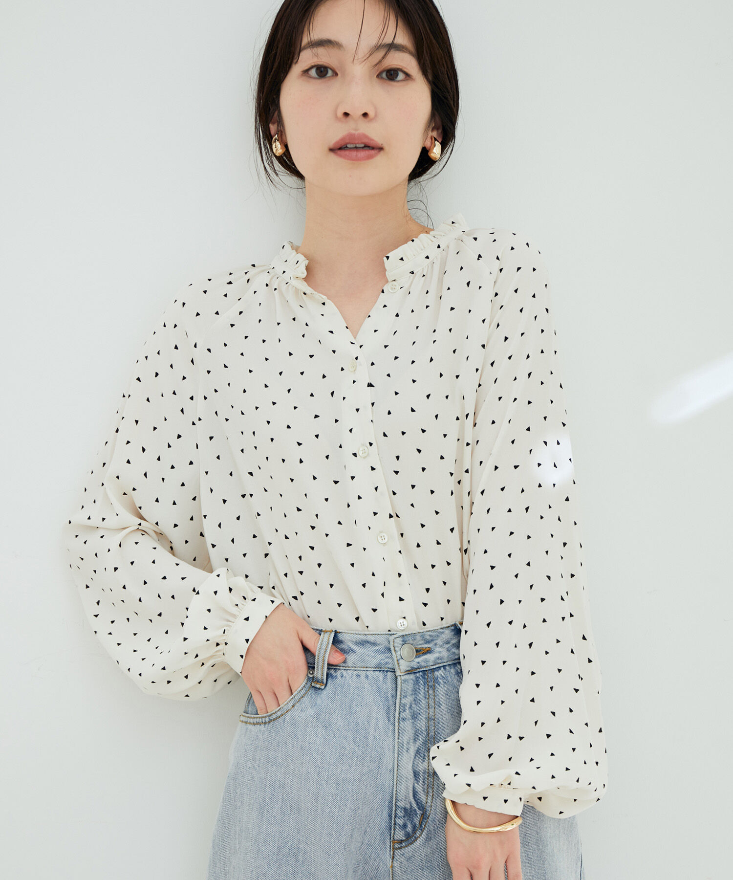 VIS「【鎌倉シャツ&times;ViS】幾何学柄ジョーゼットスタンドフリルブラウス」|シャツ・ブラウス|