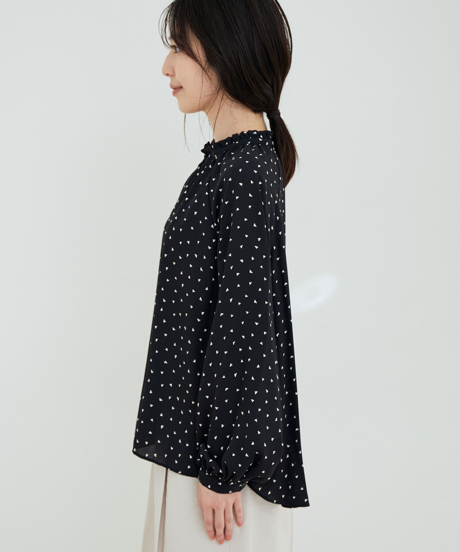 VIS「【鎌倉シャツ&times;ViS】幾何学柄ジョーゼットスタンドフリルブラウス」|シャツ・ブラウス|