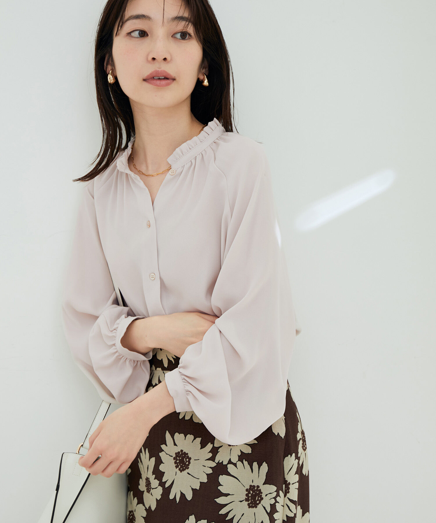 VIS「【鎌倉シャツ&times;ViS】幾何学柄ジョーゼットスタンドフリルブラウス」|シャツ・ブラウス|