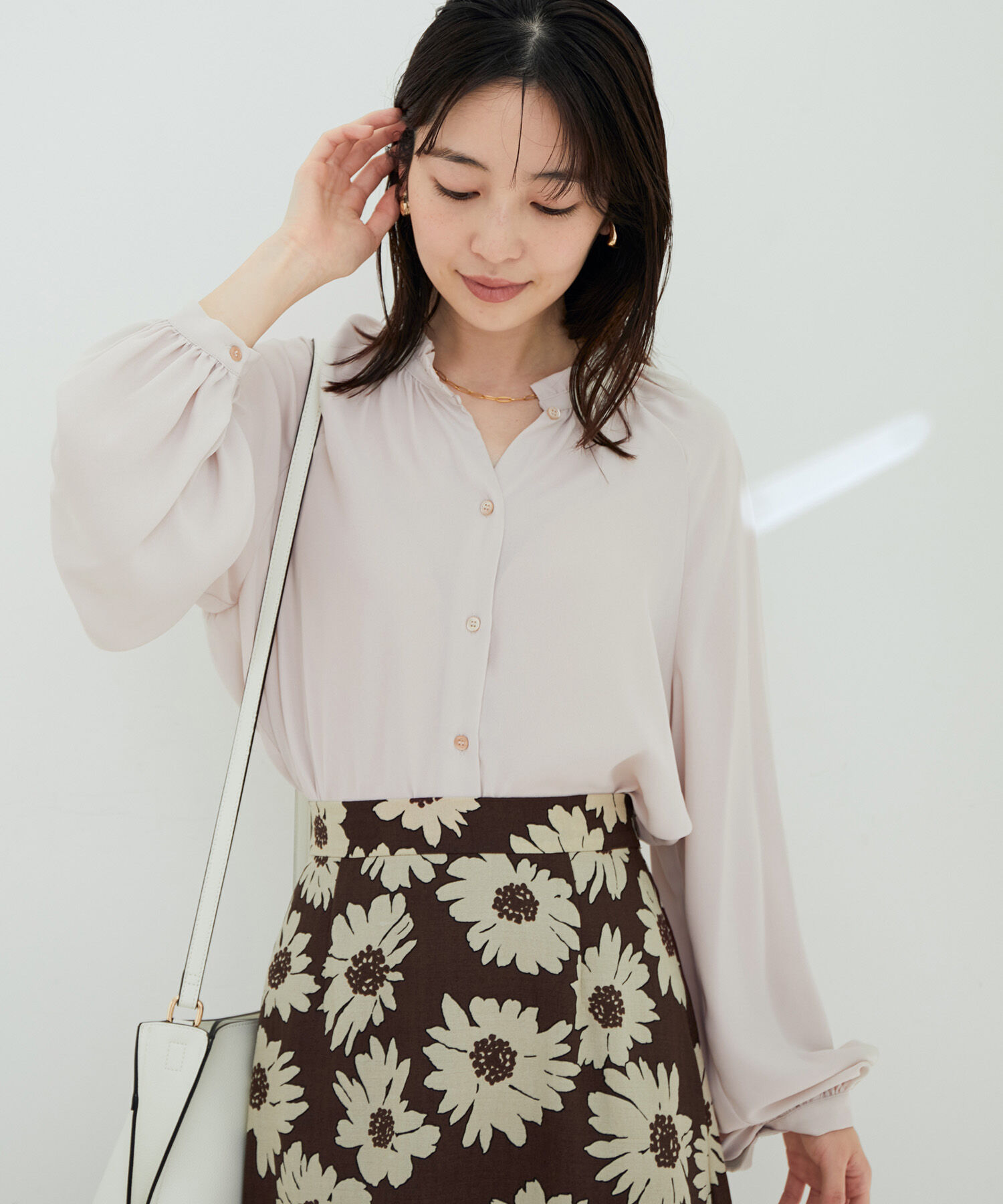 VIS「【鎌倉シャツ&times;ViS】幾何学柄ジョーゼットスタンドフリルブラウス」|シャツ・ブラウス|