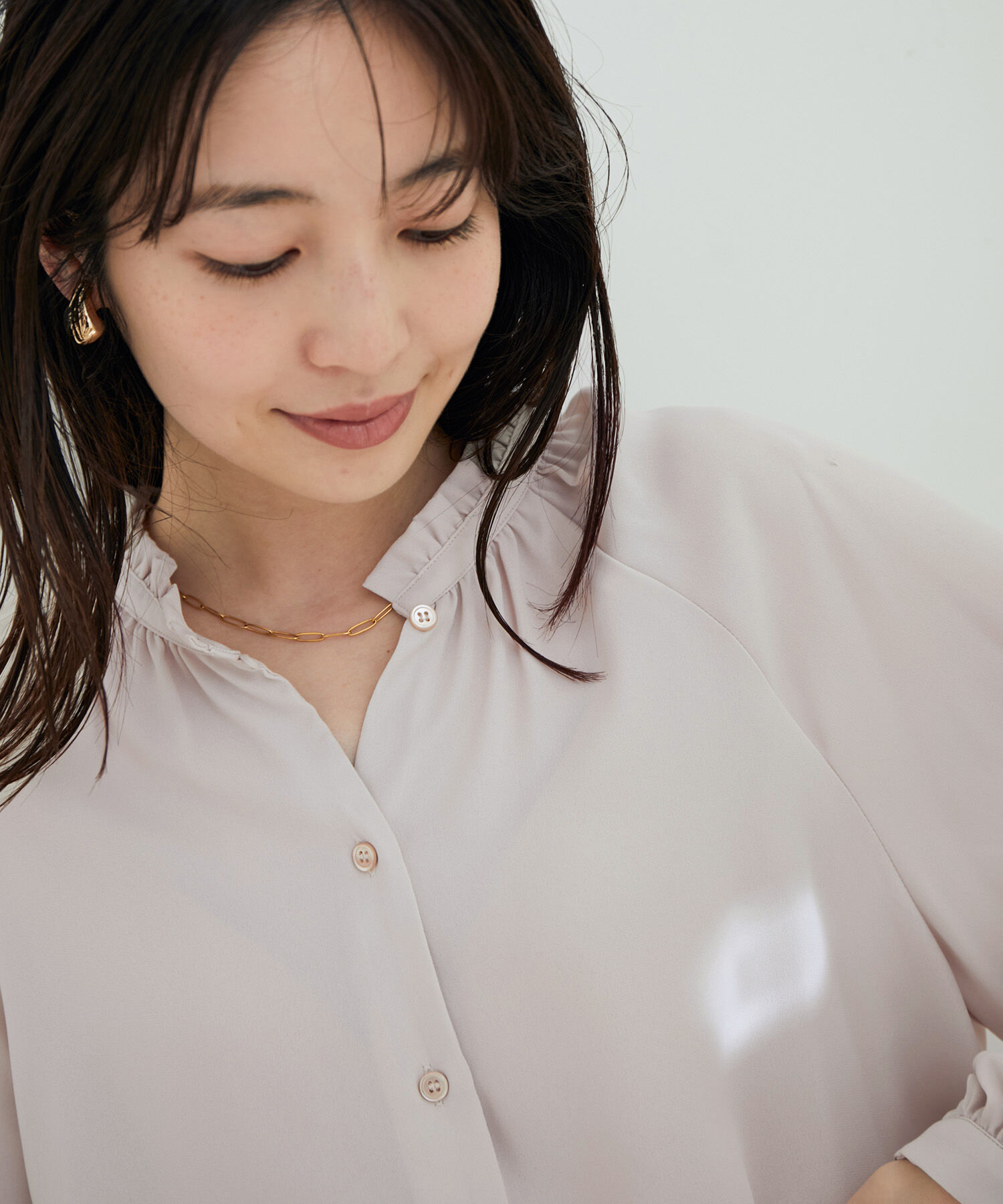 VIS「【鎌倉シャツ&times;ViS】幾何学柄ジョーゼットスタンドフリルブラウス」|シャツ・ブラウス|