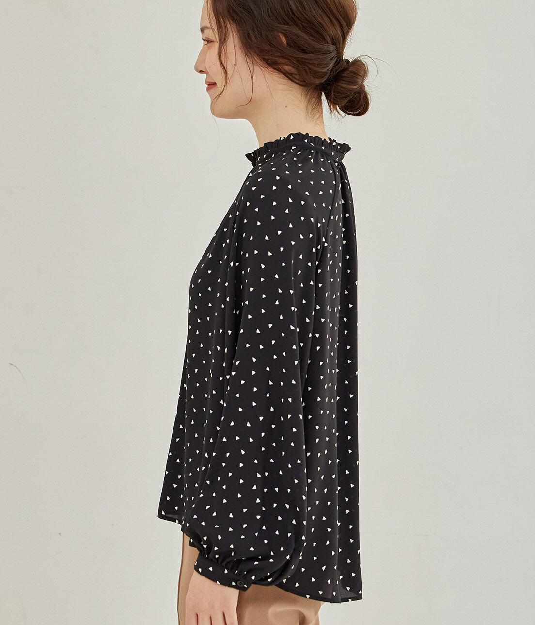 VIS「【鎌倉シャツ&times;ViS】幾何学柄ジョーゼットスタンドフリルブラウス」|シャツ・ブラウス|