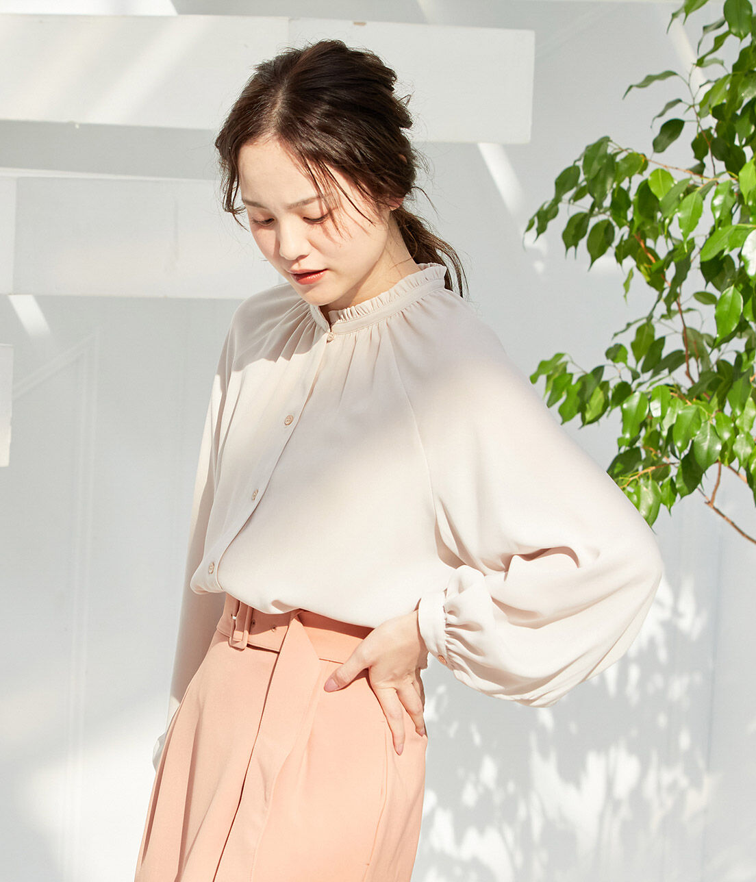 VIS「【鎌倉シャツ&times;ViS】幾何学柄ジョーゼットスタンドフリルブラウス」|シャツ・ブラウス|