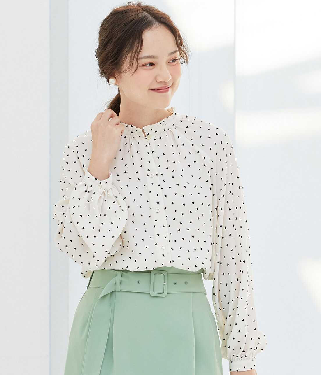 VIS「【鎌倉シャツ&times;ViS】幾何学柄ジョーゼットスタンドフリルブラウス」|シャツ・ブラウス|