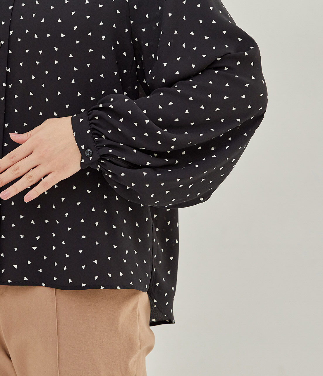 VIS「【鎌倉シャツ&times;ViS】幾何学柄ジョーゼットスタンドフリルブラウス」|シャツ・ブラウス|