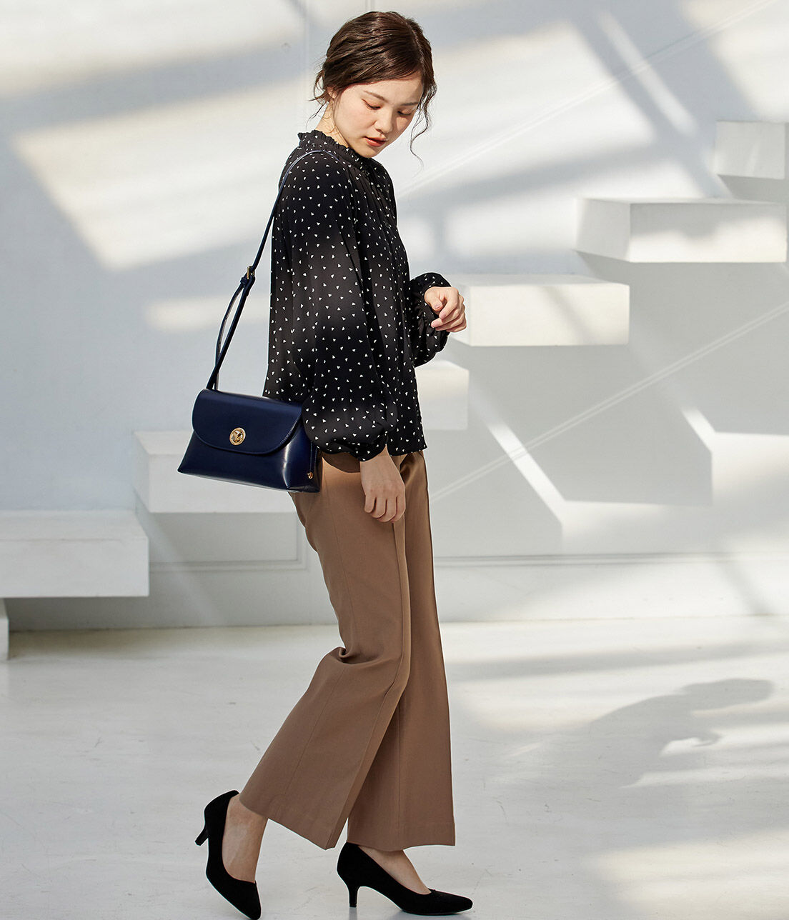 VIS「【鎌倉シャツ&times;ViS】幾何学柄ジョーゼットスタンドフリルブラウス」|シャツ・ブラウス|