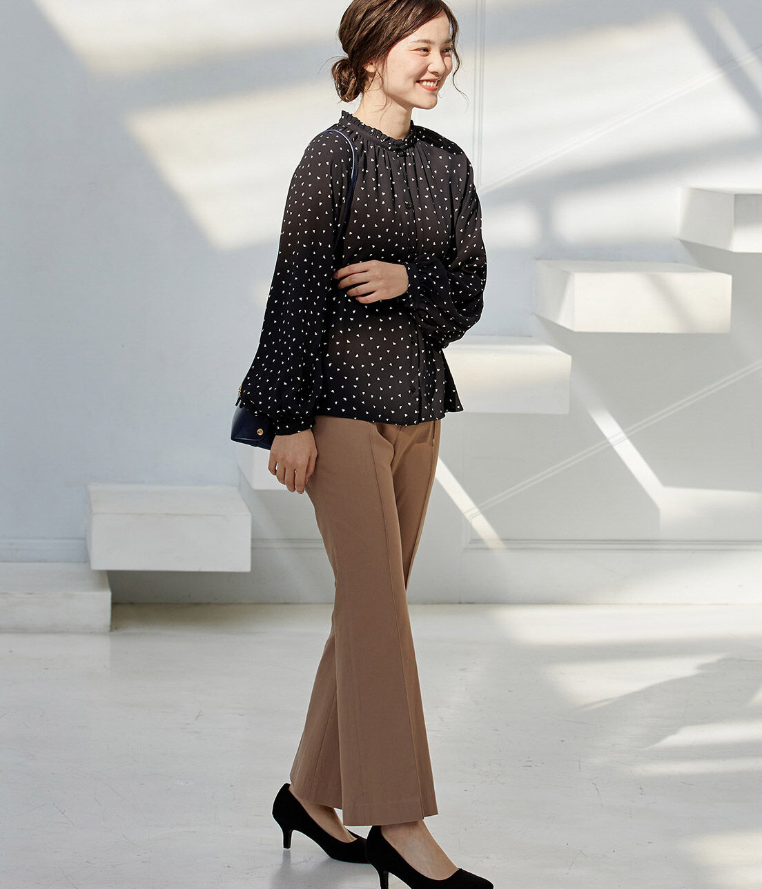 VIS「【鎌倉シャツ&times;ViS】幾何学柄ジョーゼットスタンドフリルブラウス」|シャツ・ブラウス|