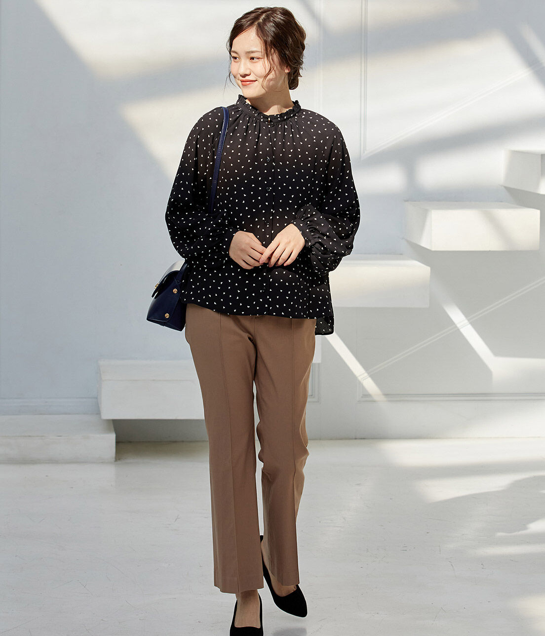 VIS「【鎌倉シャツ&times;ViS】幾何学柄ジョーゼットスタンドフリルブラウス」|シャツ・ブラウス|