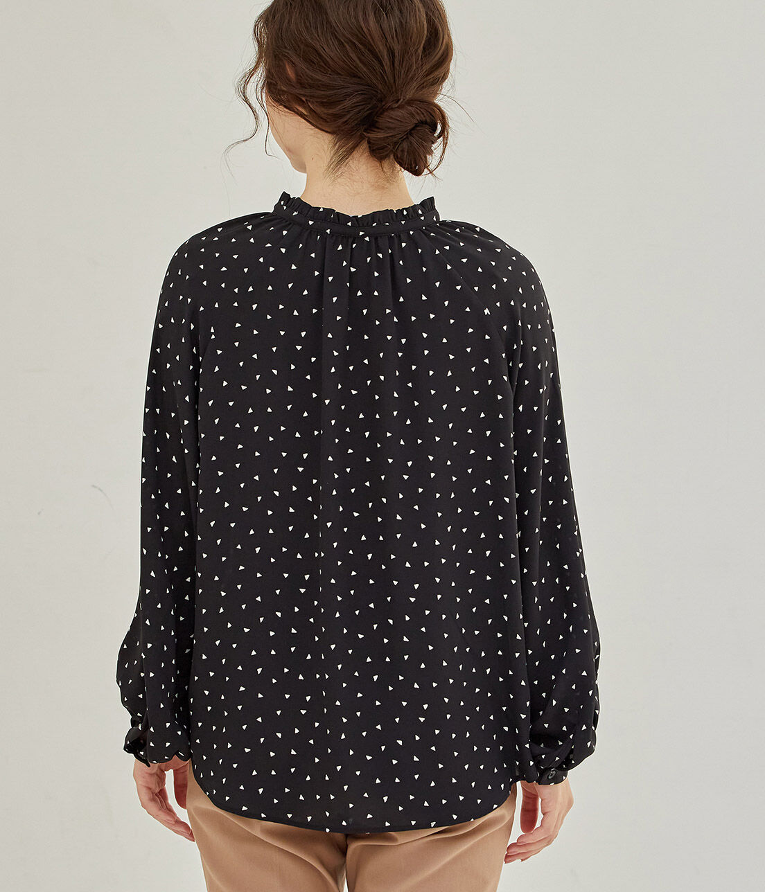 VIS「【鎌倉シャツ&times;ViS】幾何学柄ジョーゼットスタンドフリルブラウス」|シャツ・ブラウス|