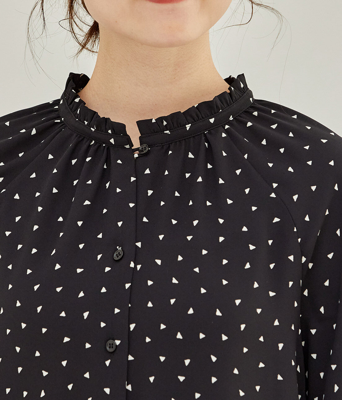 VIS「【鎌倉シャツ&times;ViS】幾何学柄ジョーゼットスタンドフリルブラウス」|シャツ・ブラウス|