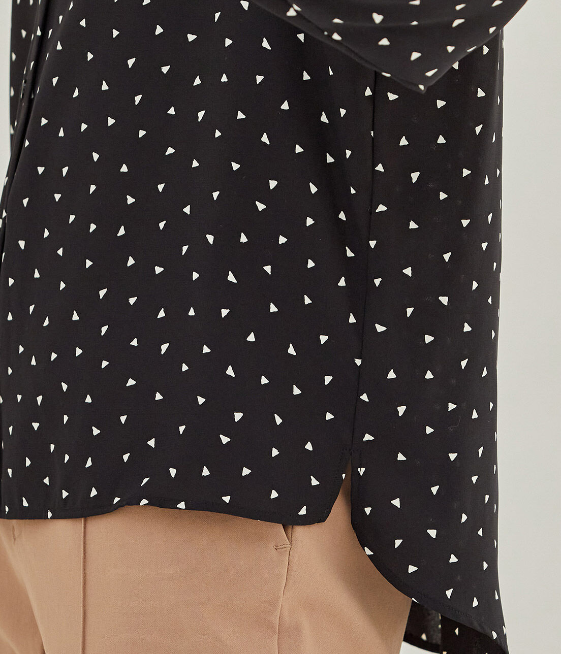 VIS「【鎌倉シャツ&times;ViS】幾何学柄ジョーゼットスタンドフリルブラウス」|シャツ・ブラウス|