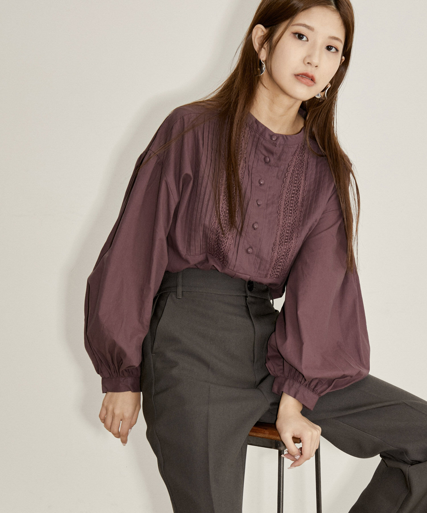 vis-a-vis「【WEB限定】レース＆タックで魅せる、フロントピンタックチュニックブラウス」|シャツ・ブラウス|