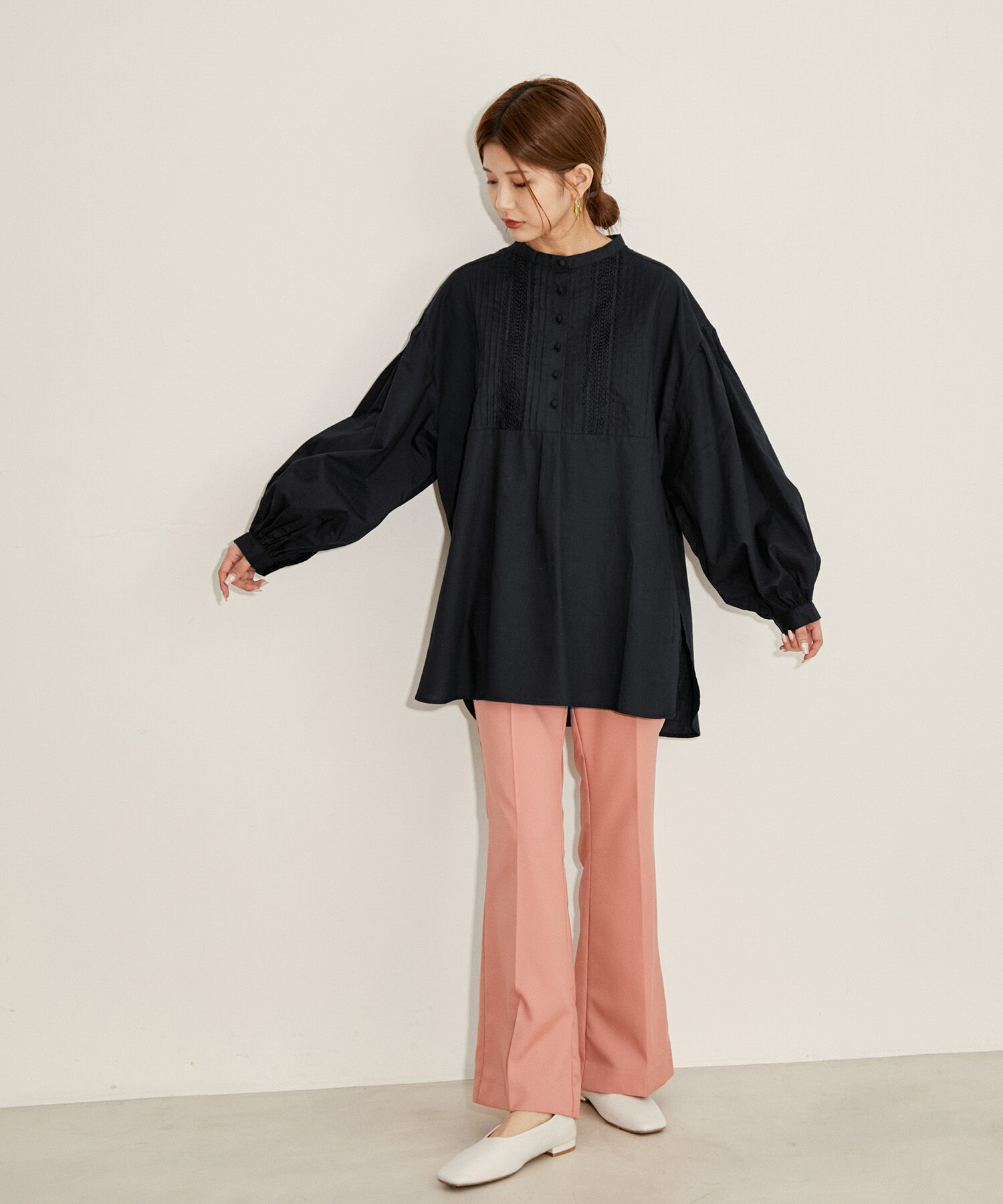 vis-a-vis「【WEB限定】レース＆タックで魅せる、フロントピンタックチュニックブラウス」|シャツ・ブラウス|