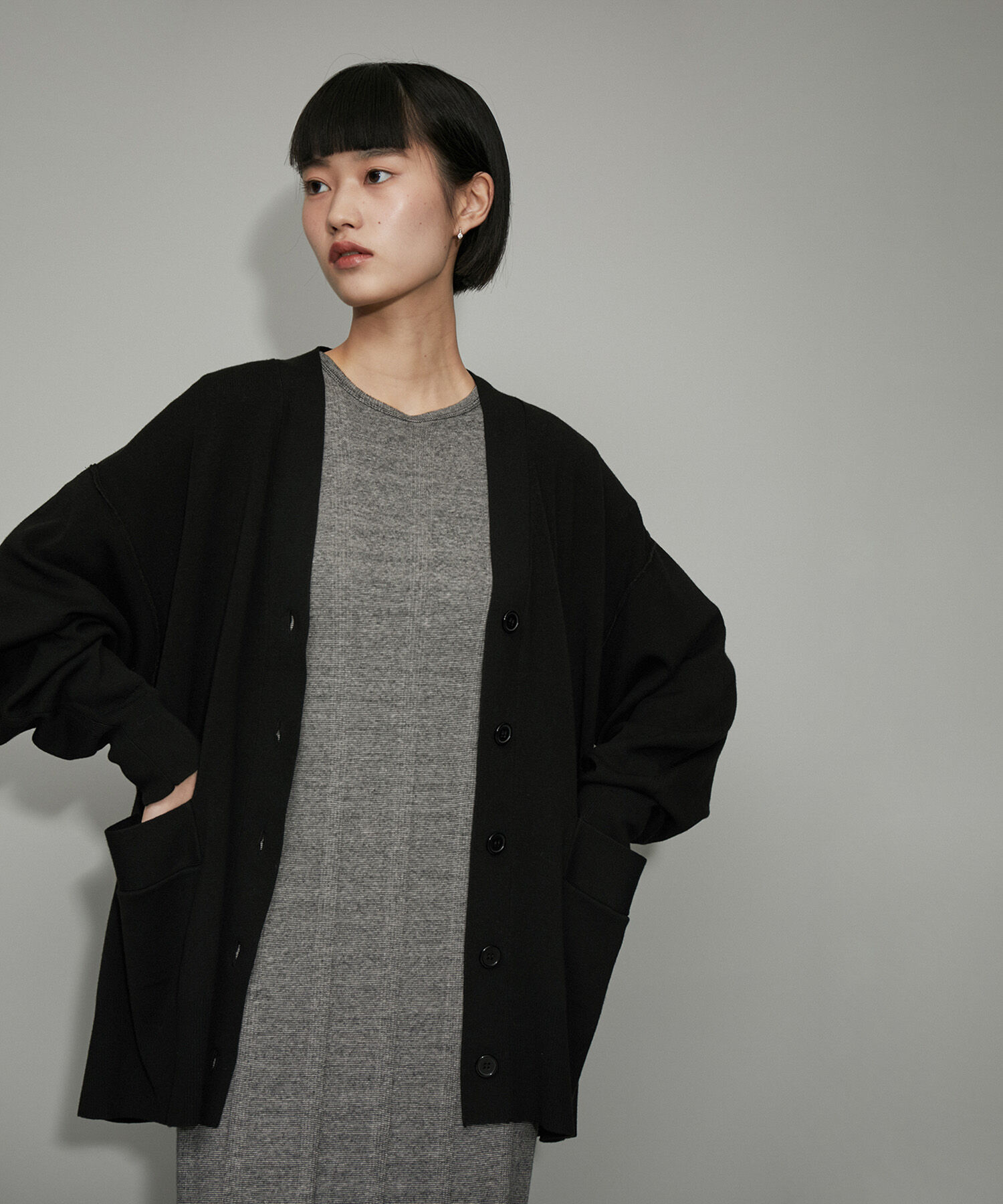 ADAM ET ROPE'「【WEB限定】カシミヤ混Vネックフォルムスリーブカーディガン」|カーディガン|ブラック(01)