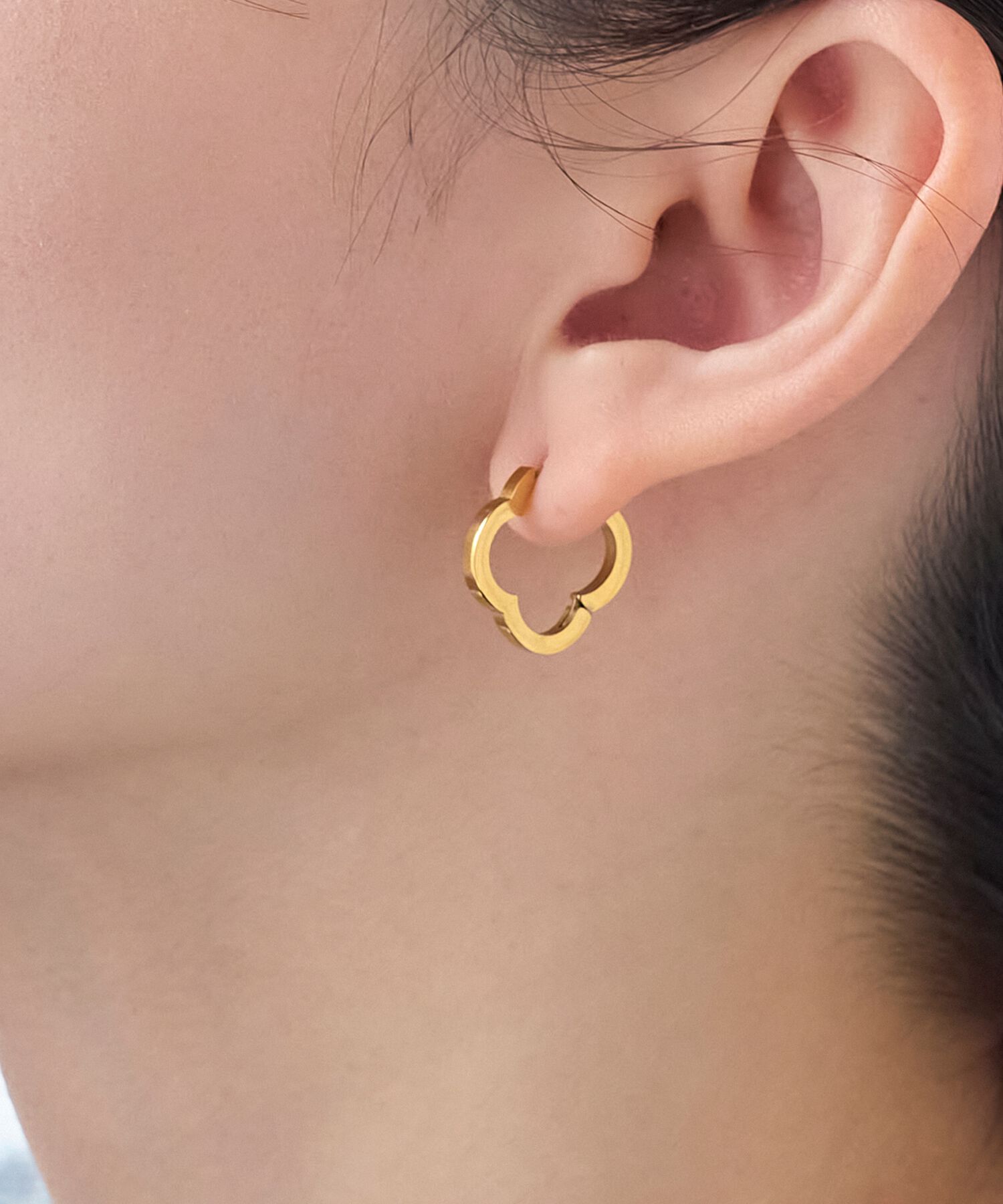 Phoebe「【金属アレルギー対応】フラワーワンタッチフープピアス　ゴールド/サージカルステンレス（片耳）」|ピアス|