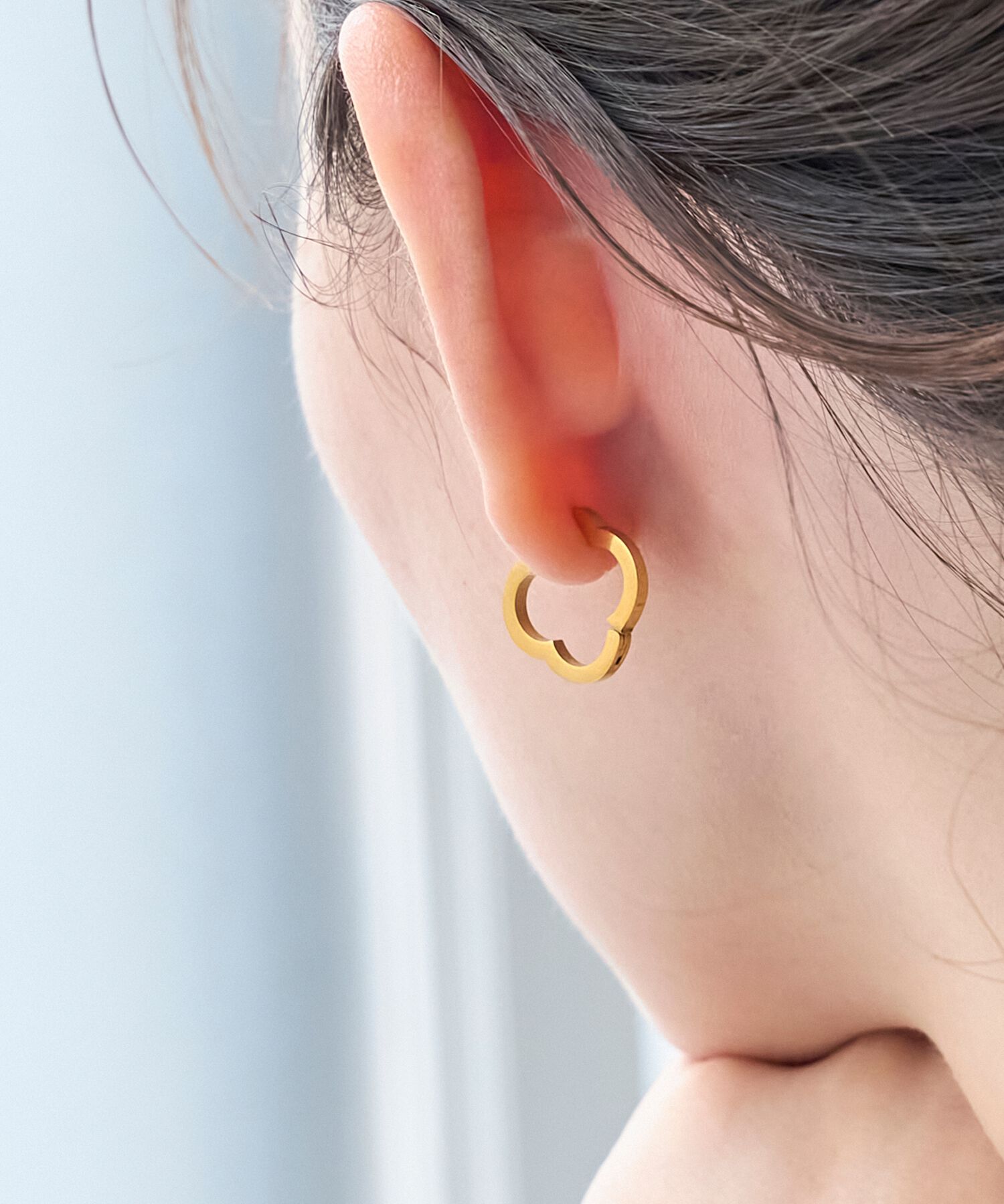 Phoebe「【金属アレルギー対応】フラワーワンタッチフープピアス　ゴールド/サージカルステンレス（片耳）」|ピアス|