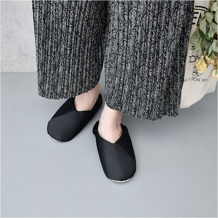 BACKYARD FAMILY「notch ノッチ スリッパ 通販 ポータブルスリッパ かかと 立てる 踏む 2WAY V字」|ルームシューズ|