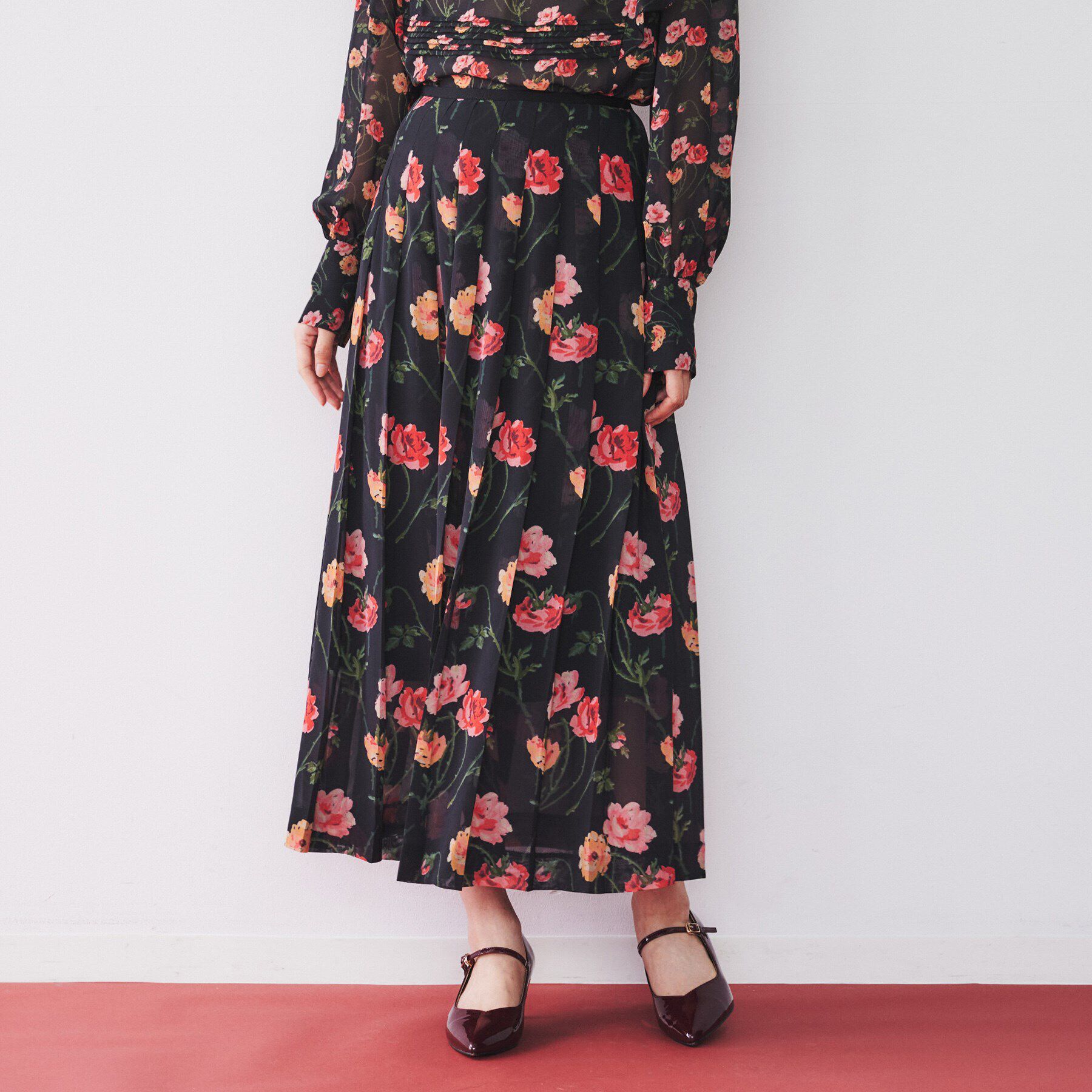 UNTITLED「【セットアップ可能/洗える/柄スカート】フラワーシフォンプリーツスカート」|スカート|ブラック(619)