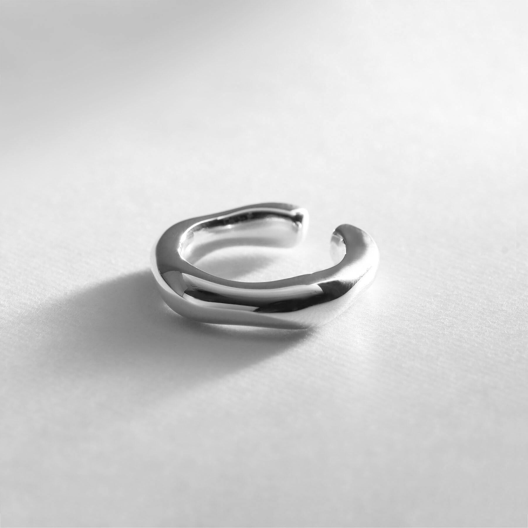 COCOSHNIK ONKITSCH「シルバー ニュアンスイヤーカフ」|イヤリング|