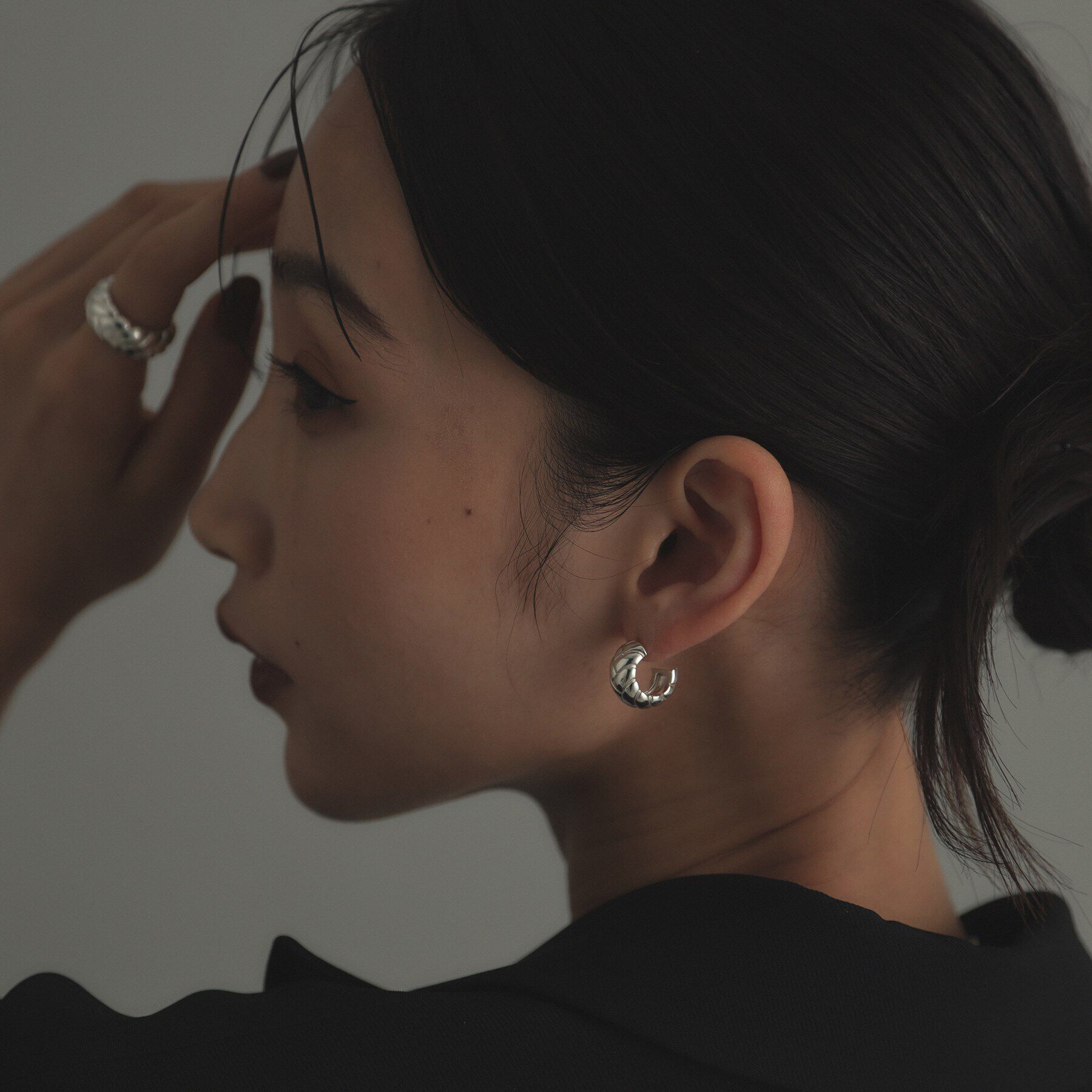 COCOSHNIK ONKITSCH「シルバー ブリックモチーフ フープピアス」|ピアス|