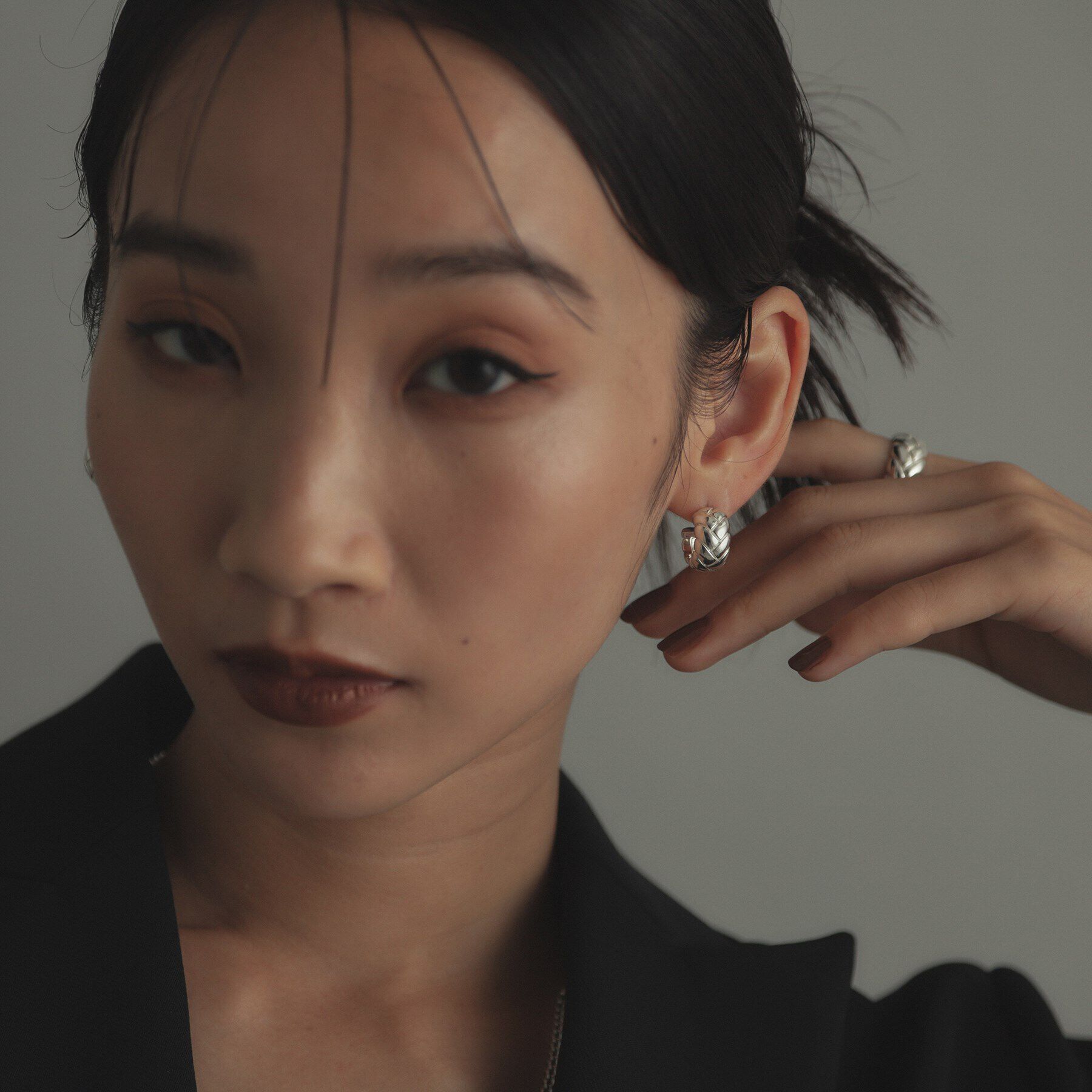 COCOSHNIK ONKITSCH「シルバー ブリックモチーフ フープピアス」|ピアス|