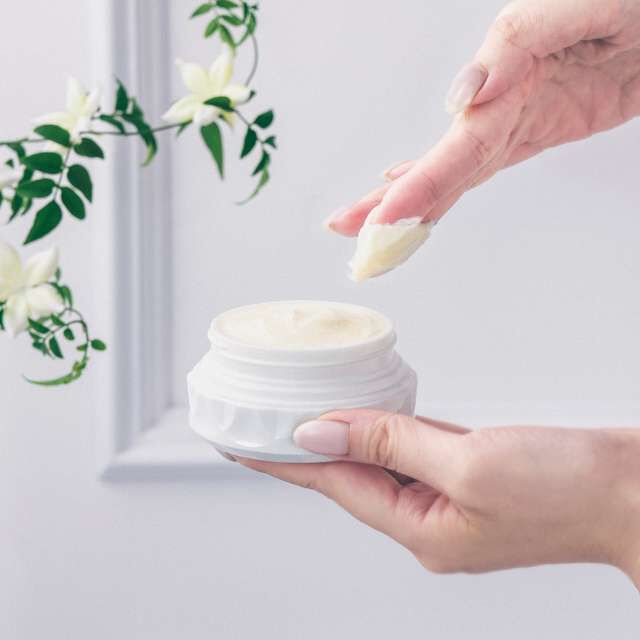 Flora Notis JILL STUART「フローラノーティス ジルスチュアート センシュアルジャスミン マルチホイップバター60g」|ボディ保湿|