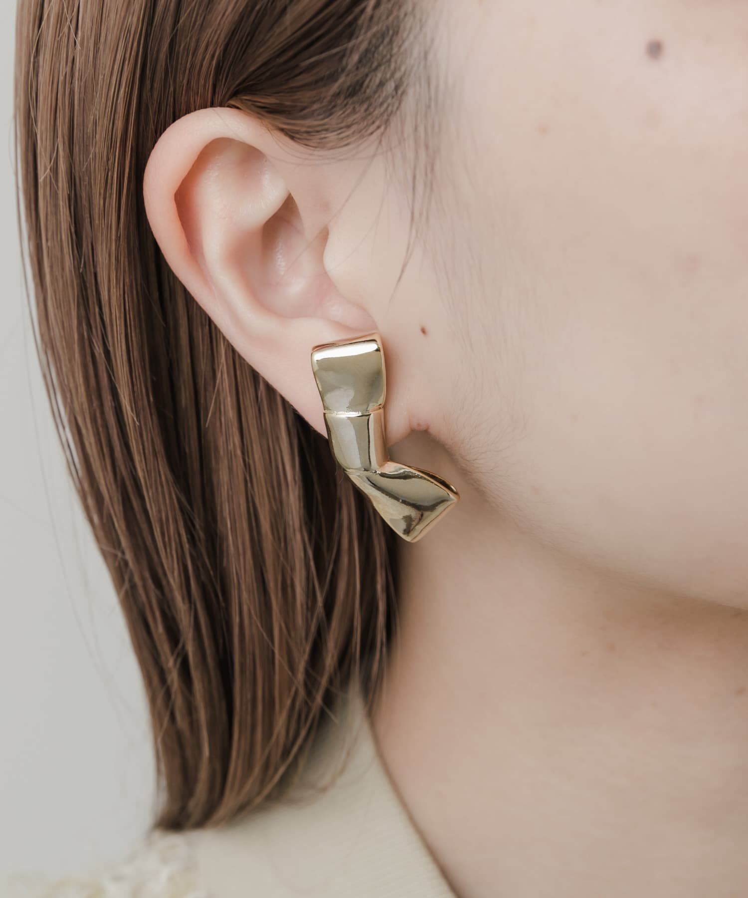 SMELLY「メタルリボンモチーフイヤリング」|イヤリング|