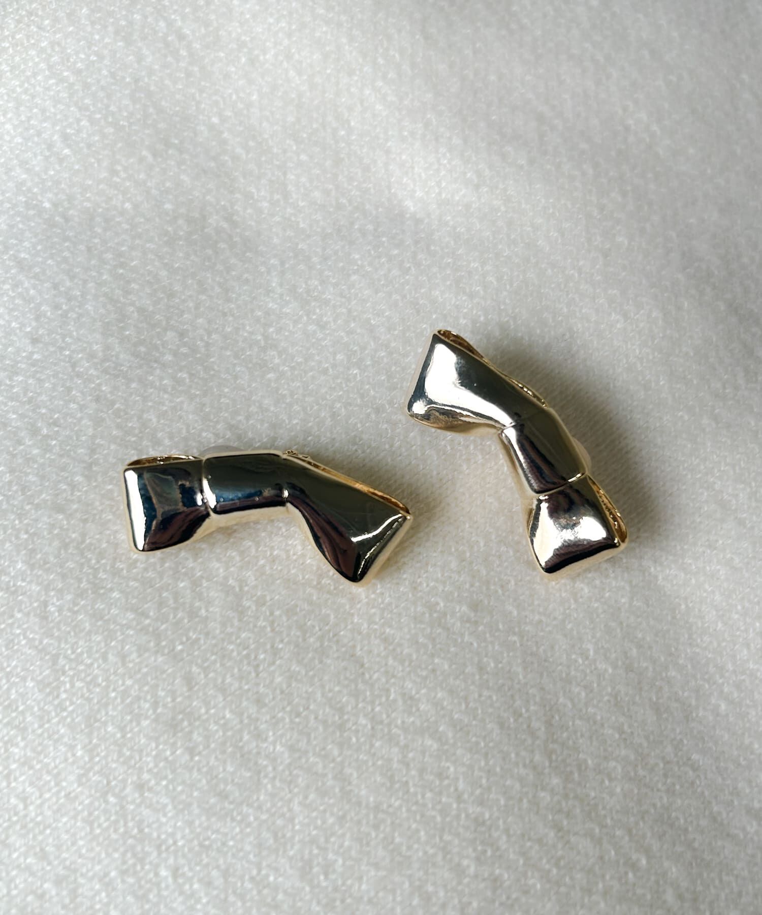 SMELLY「メタルリボンモチーフイヤリング」|イヤリング|