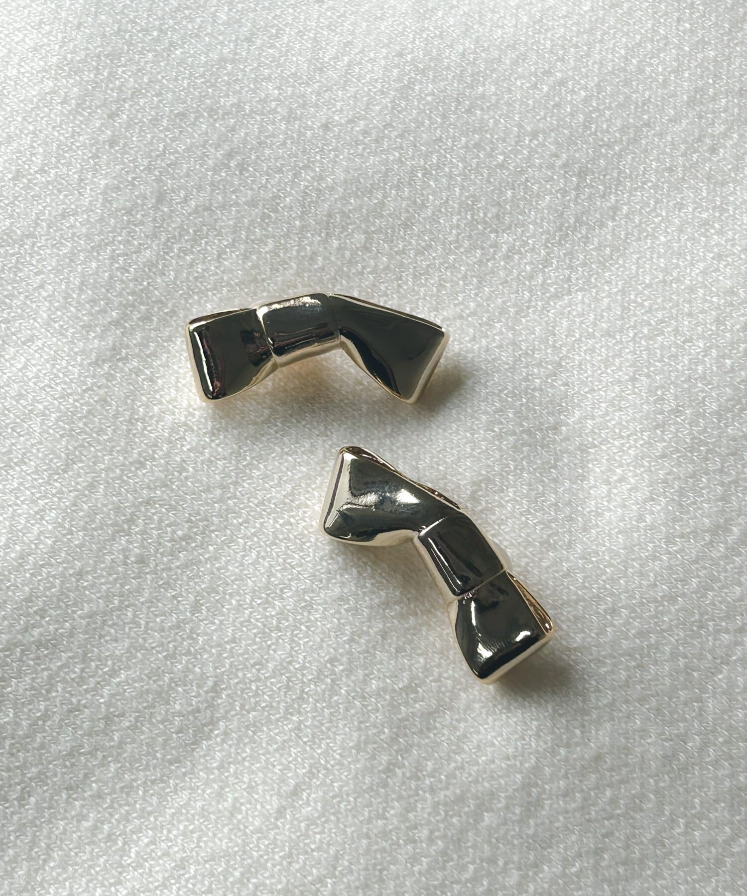 SMELLY「メタルリボンモチーフイヤリング」|イヤリング|