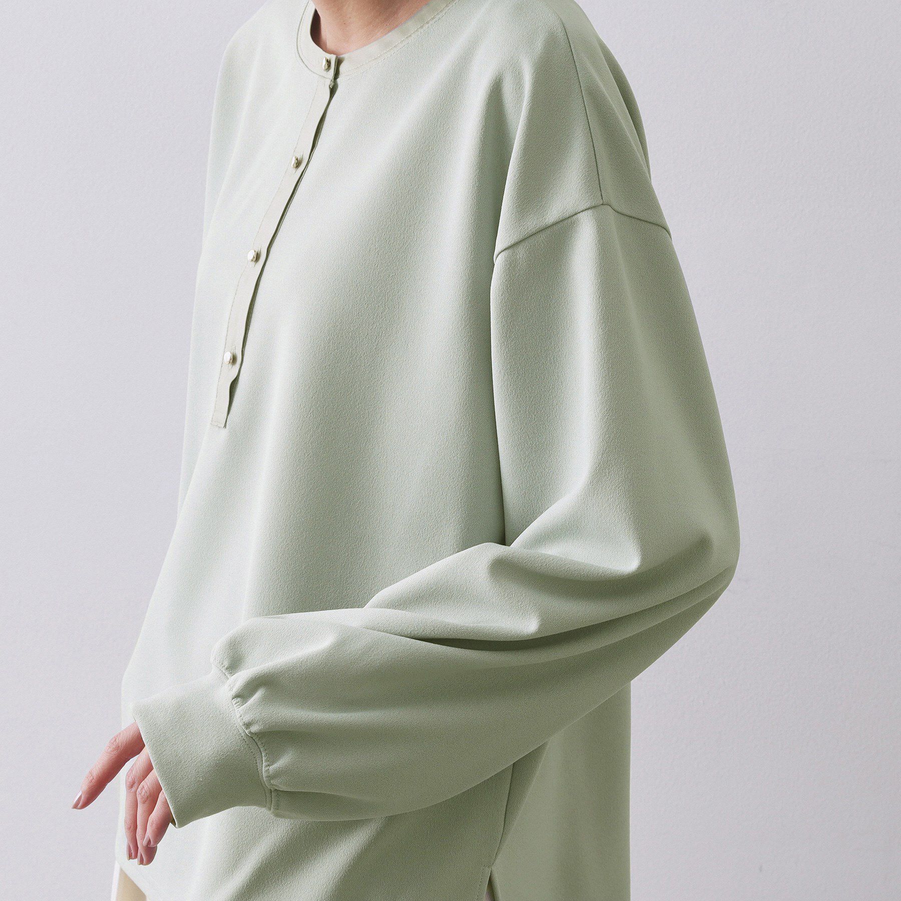 OPAQUE.CLIP「サテン使いヘンリーネックトップス【洗濯機OK】」|Tシャツ・カットソー|