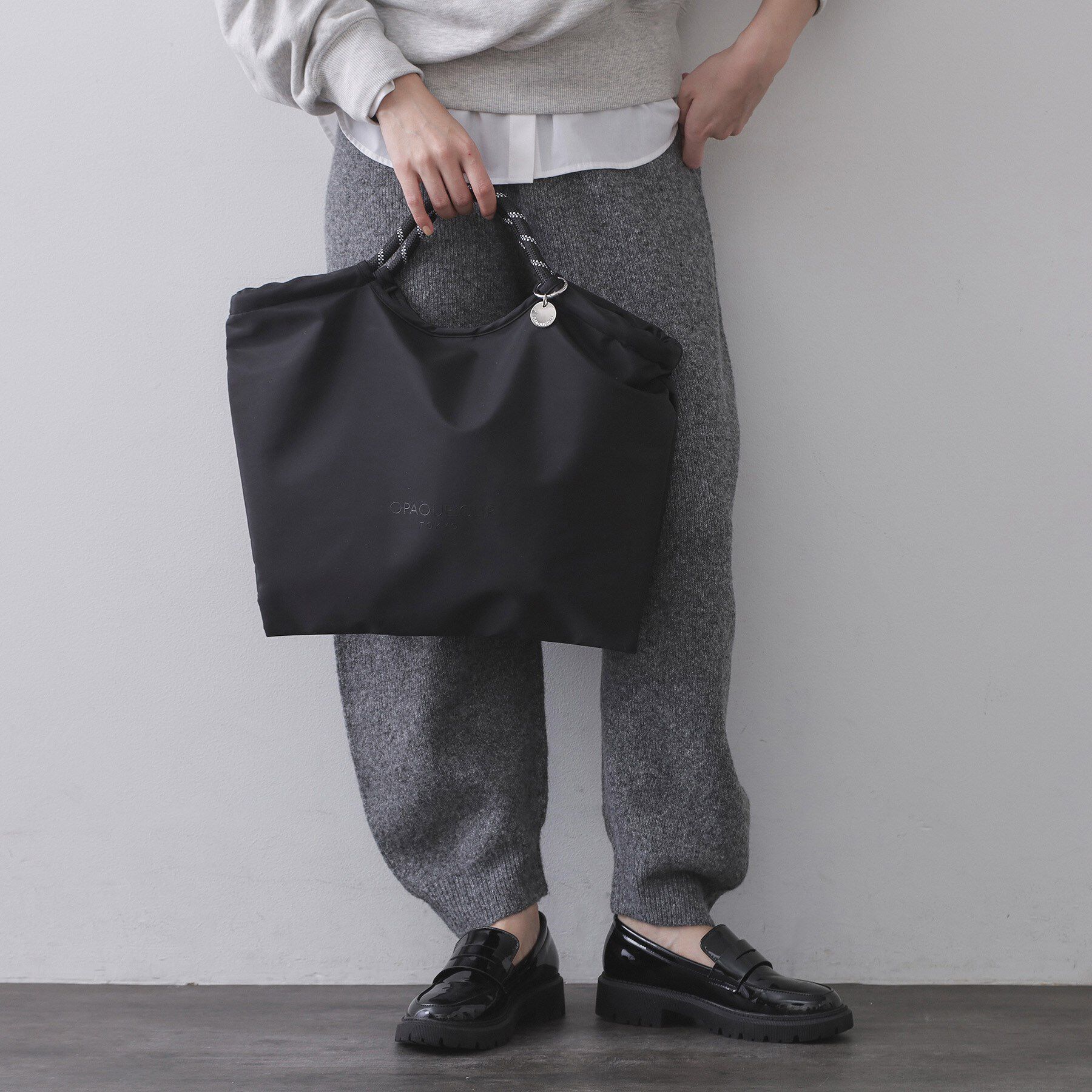 OPAQUE.CLIP「ロープハンドルドロストミドルトートバッグ【軽量／A4サイズ対応】」|トートバッグ|ブラック(019)