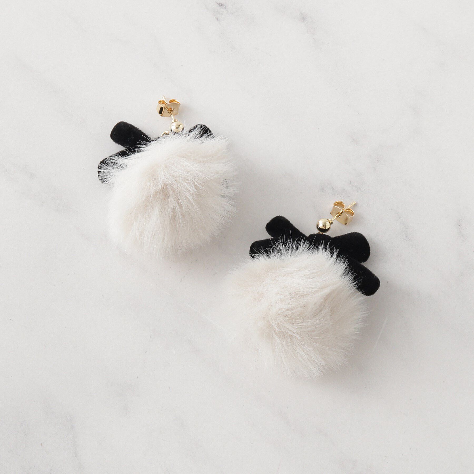 Couture broach「フェイクファーリボンピアス」|ピアス|