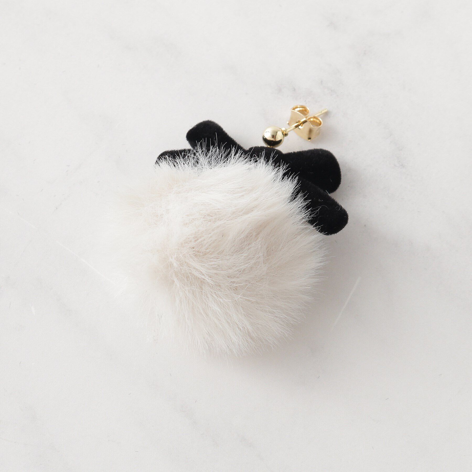 Couture broach「フェイクファーリボンピアス」|ピアス|