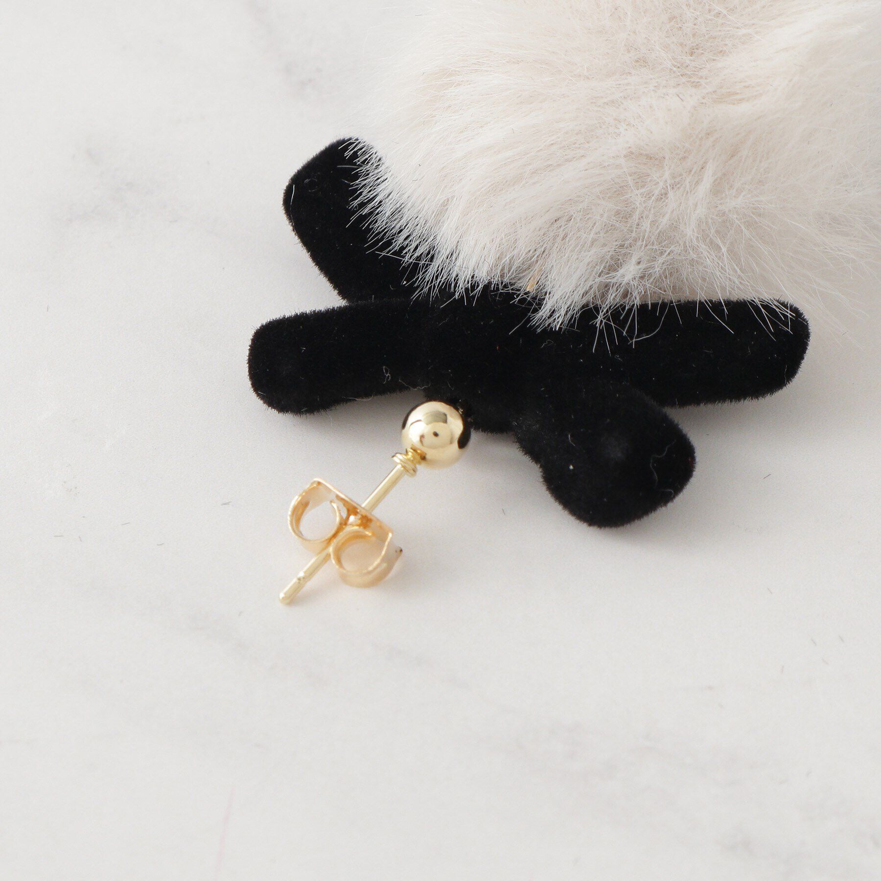 Couture broach「フェイクファーリボンピアス」|ピアス|