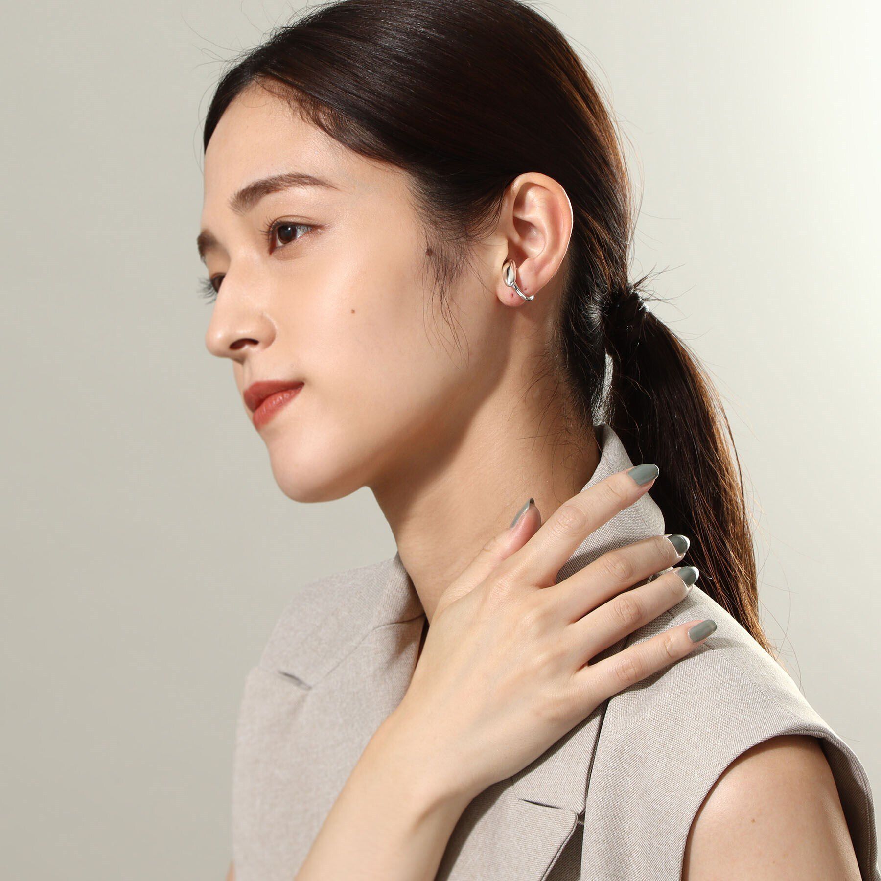 COCOSHNIK ONKITSCH「シルバー オーバルモチーフ ラージイヤーカフ」|イヤリング|