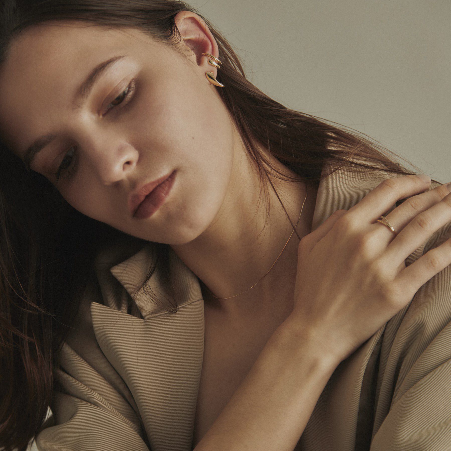 COCOSHNIK「K10ニュアンスブランチ イヤーカフ」|イヤリング|