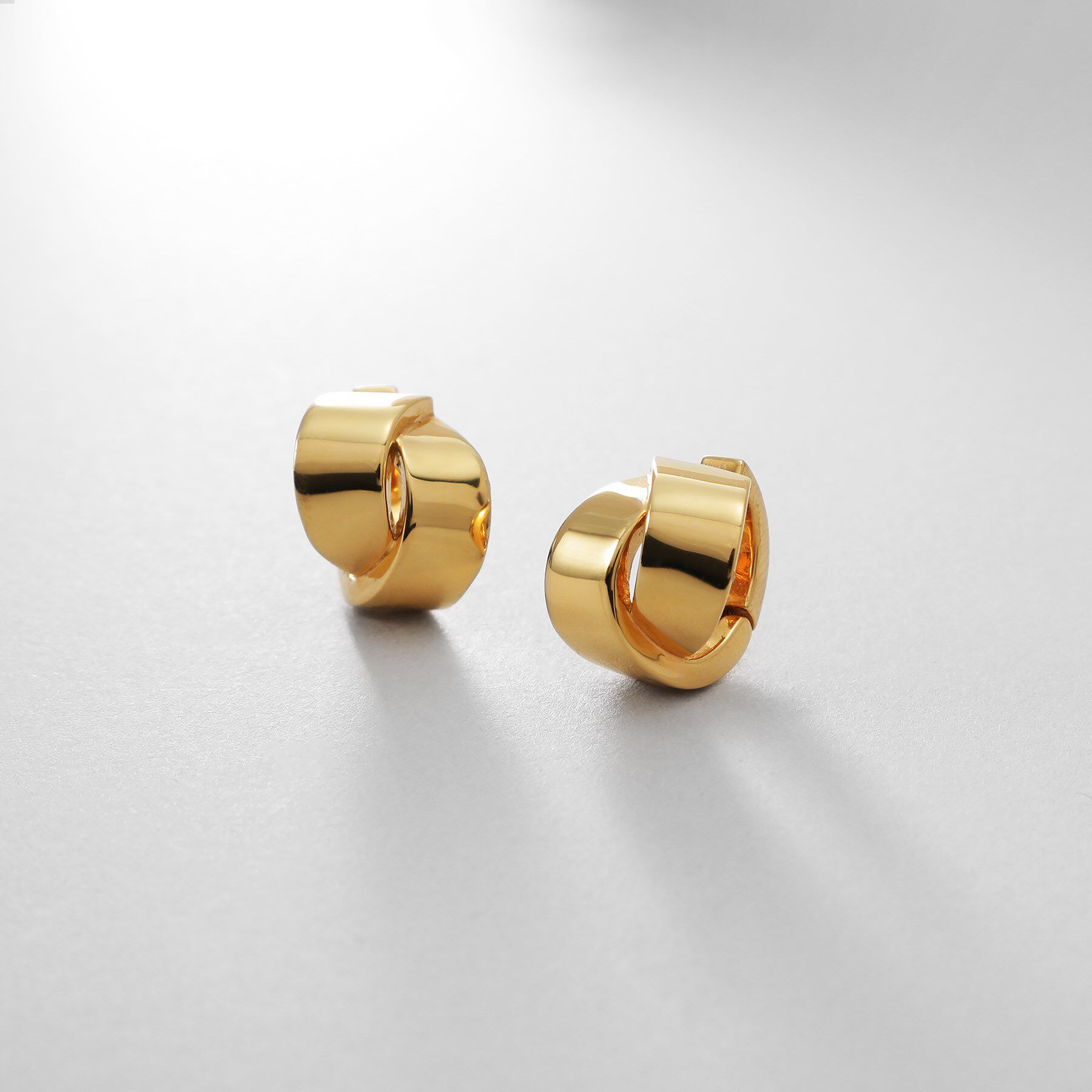 COCOSHNIK ONKITSCH「シルバー ハギーイヤリング フォールディングオーバーラップ GP」|イヤリング|ゴールド(600)