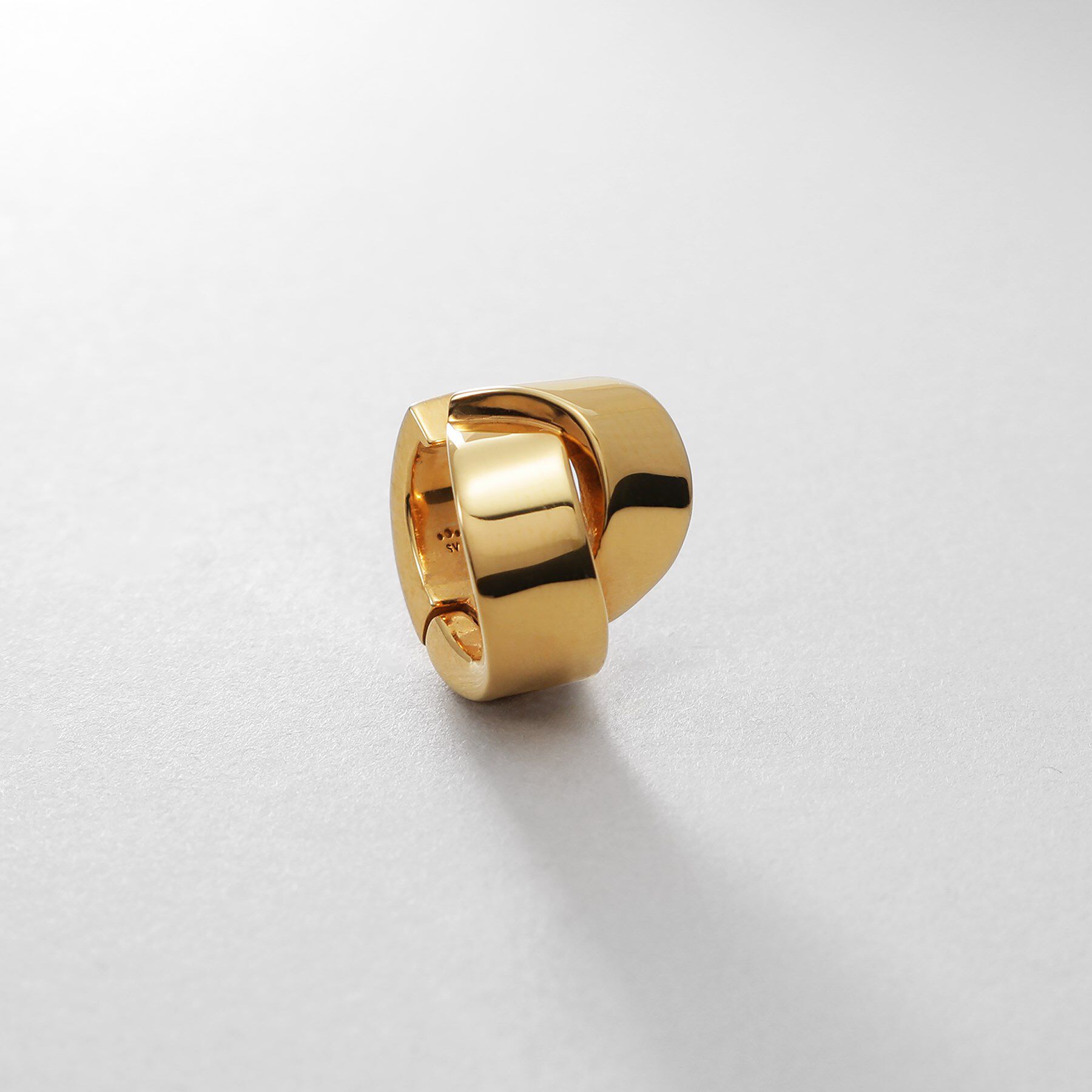 COCOSHNIK ONKITSCH「シルバー ハギーイヤリング フォールディングオーバーラップ GP」|イヤリング|