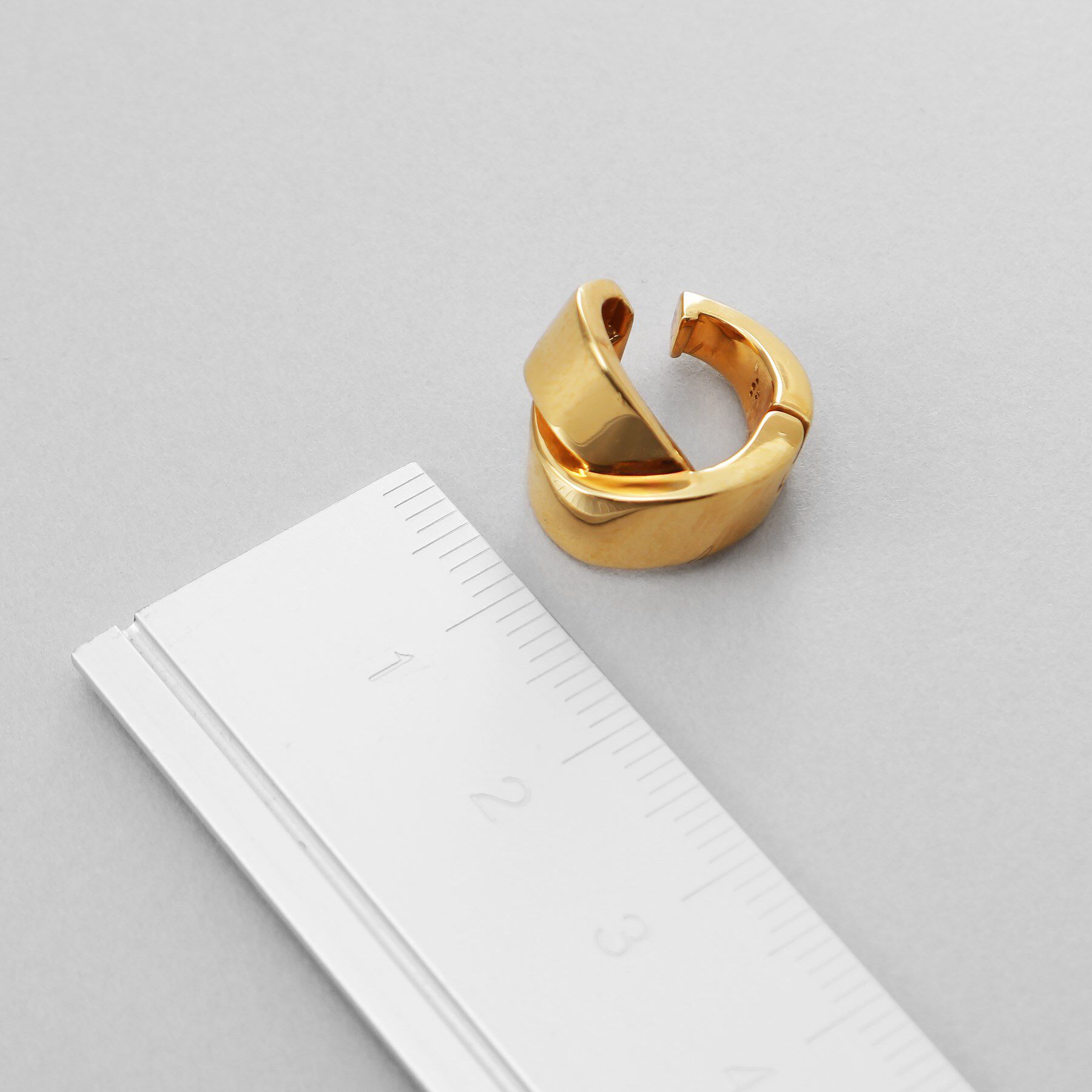 COCOSHNIK ONKITSCH「シルバー ハギーイヤリング フォールディングオーバーラップ GP」|イヤリング|