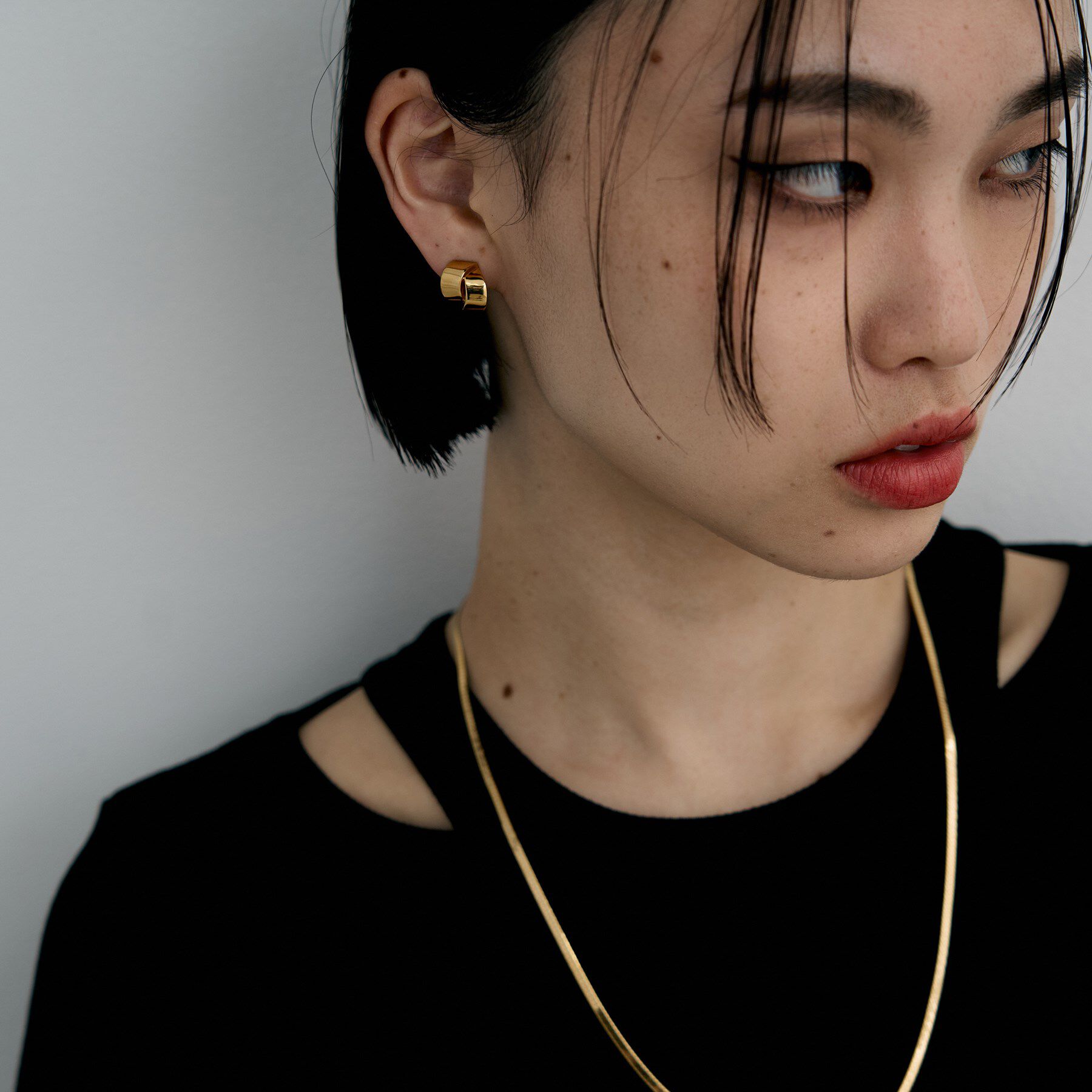 COCOSHNIK ONKITSCH「シルバー ハギーイヤリング フォールディングオーバーラップ GP」|イヤリング|