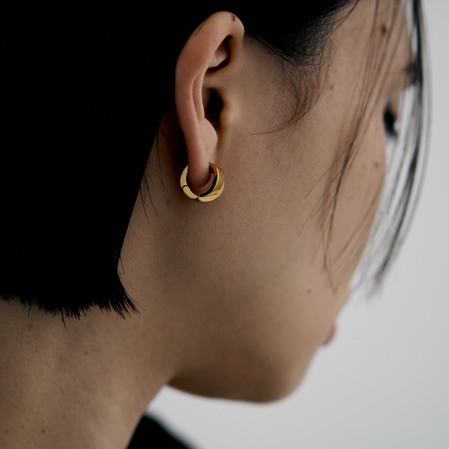 COCOSHNIK ONKITSCH「シルバー ハギーイヤリング フォールディングオーバーラップ GP」|イヤリング|