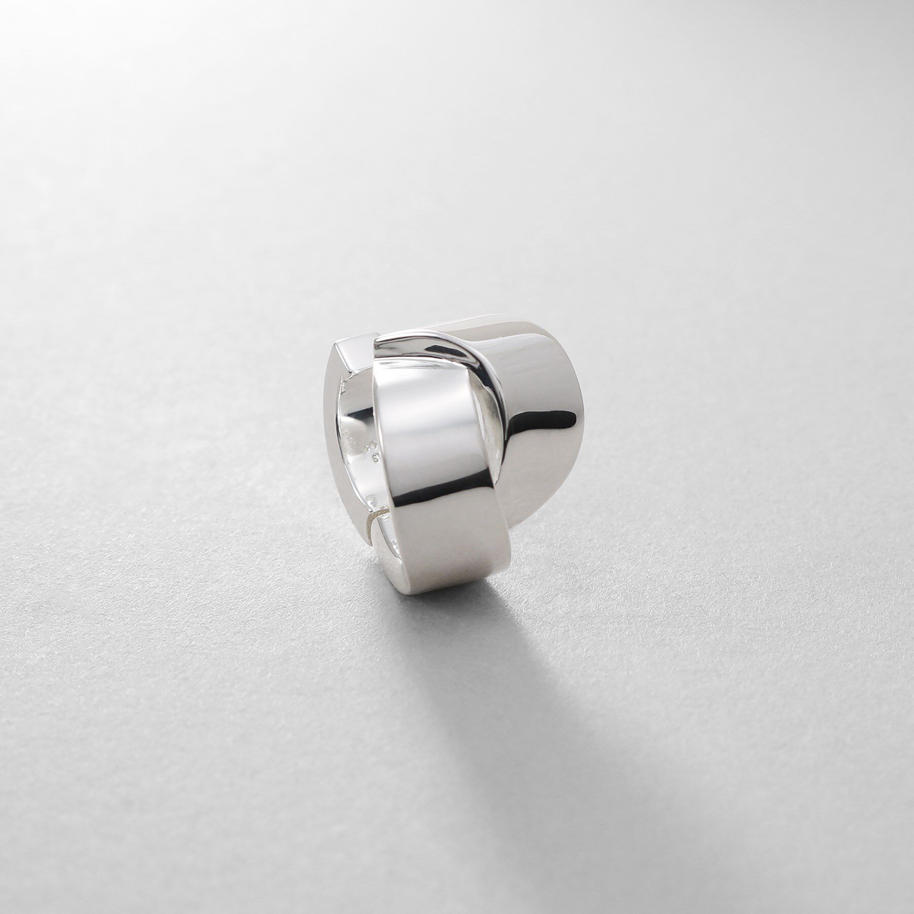 COCOSHNIK ONKITSCH「シルバー ハギーイヤリング フォールディングオーバーラップ」|イヤリング|