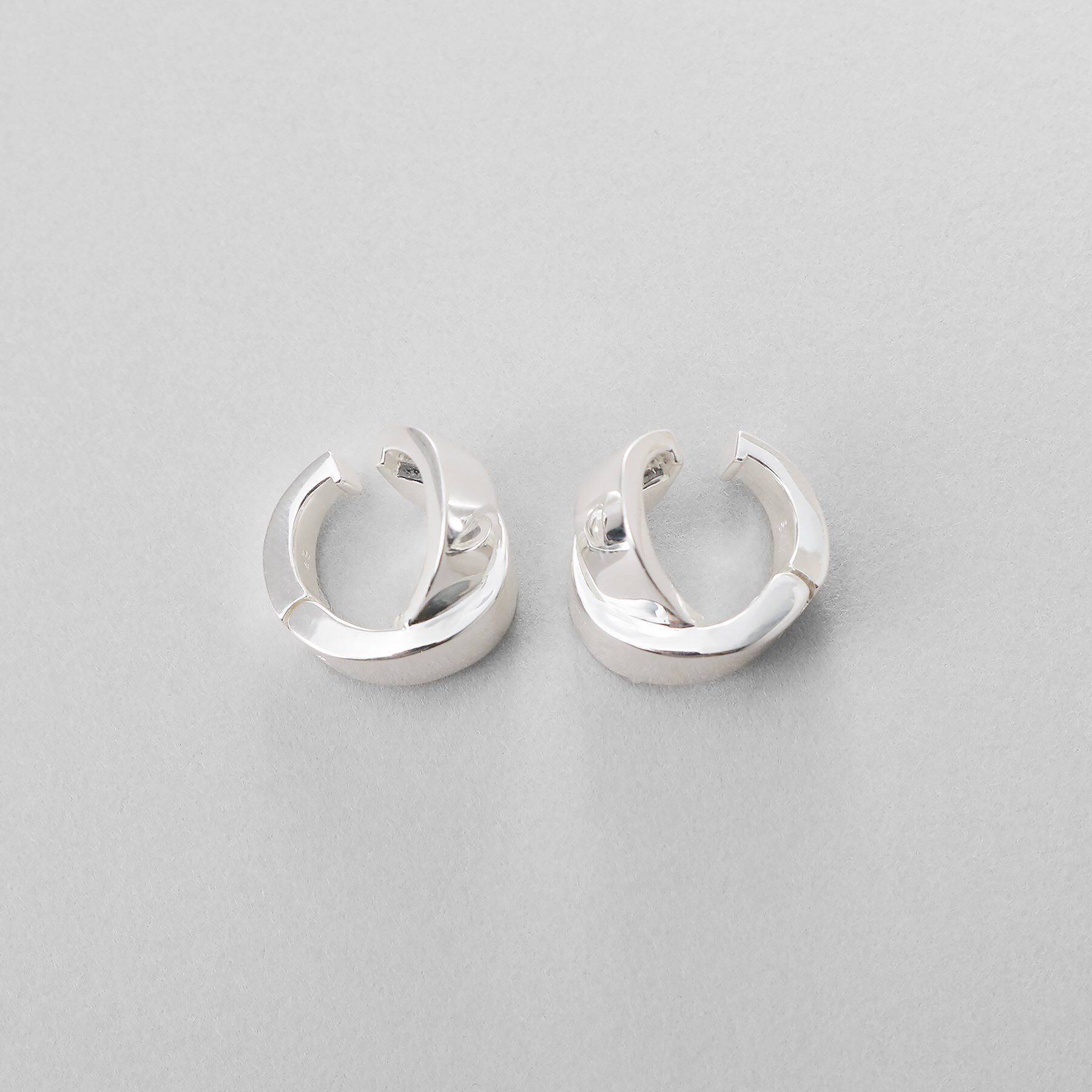 COCOSHNIK ONKITSCH「シルバー ハギーイヤリング フォールディングオーバーラップ」|イヤリング|