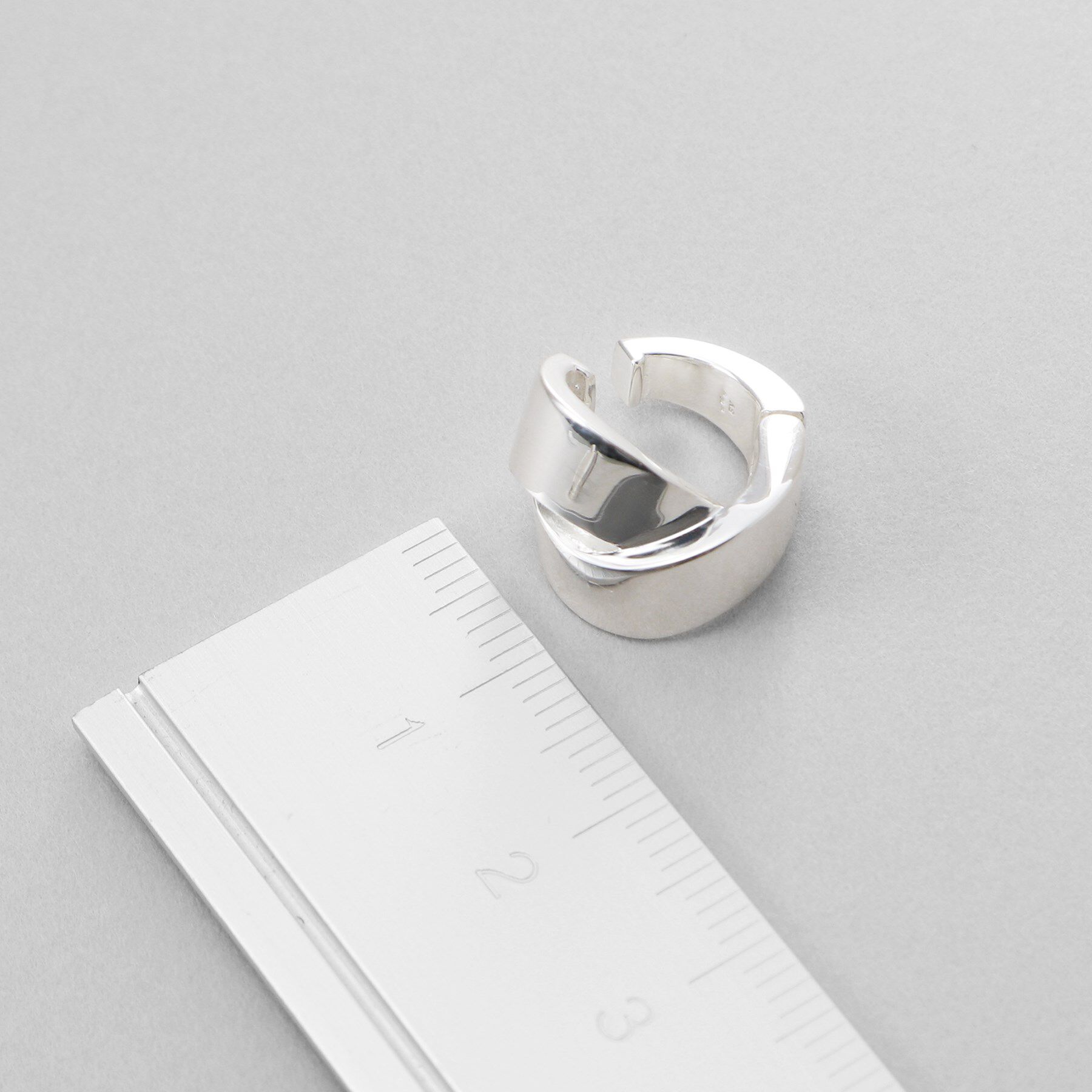 COCOSHNIK ONKITSCH「シルバー ハギーイヤリング フォールディングオーバーラップ」|イヤリング|