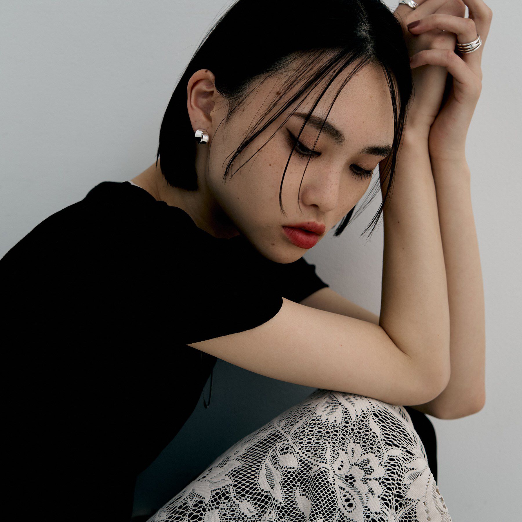 COCOSHNIK ONKITSCH「シルバー ハギーイヤリング フォールディングオーバーラップ」|イヤリング|