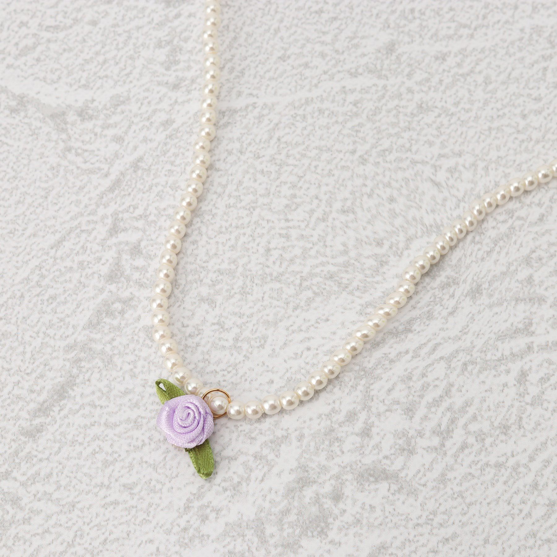 Grandedge「ガーリー系 フェミニン系 バラ ネックレス パール調 チョーカー」|ネックレス|ﾊﾟｰﾌﾟﾙ(083)