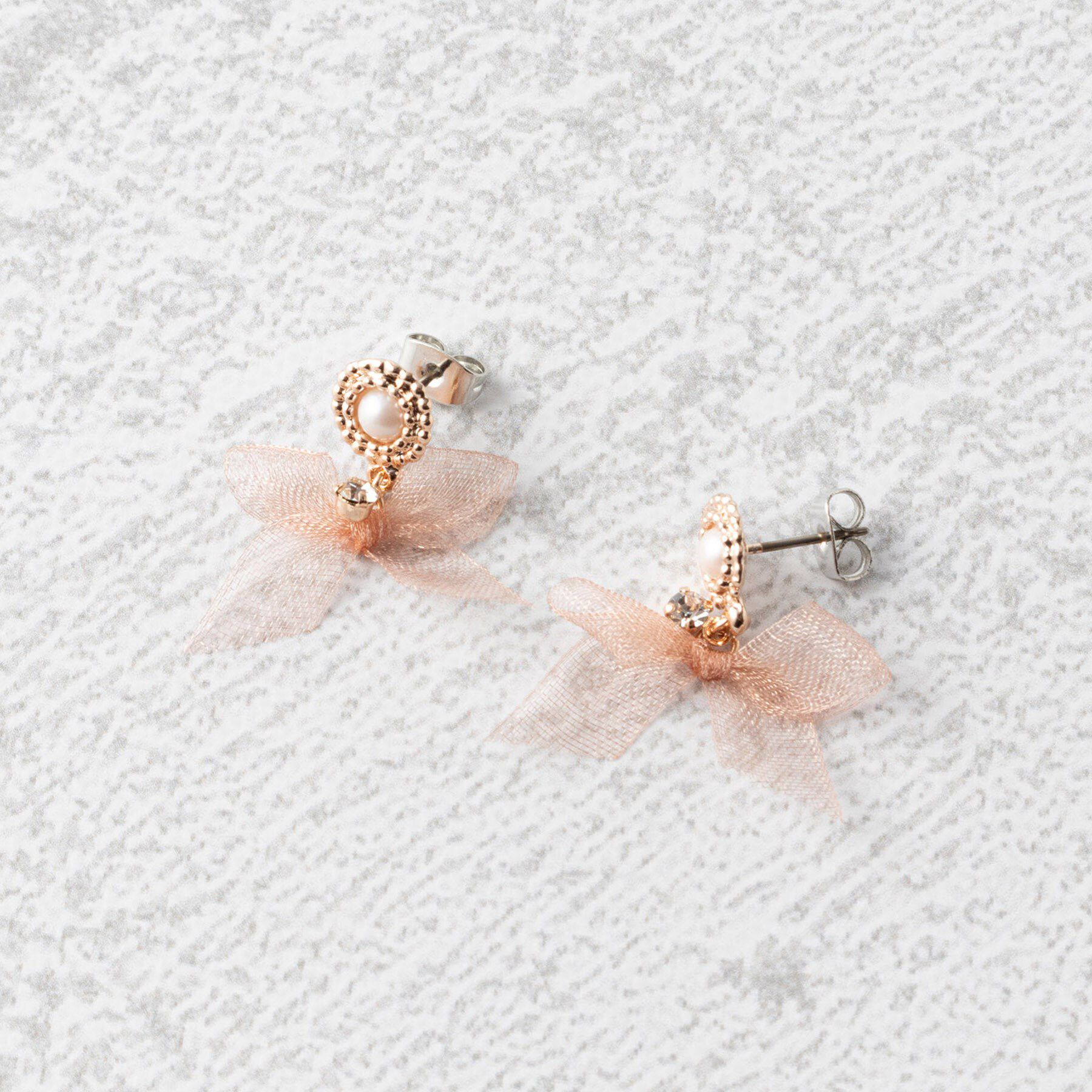 Grandedge「ピアス ニッケルフリー シアー リボン パール調 ストーン チタンポスト ドロップピアス」|ピアス|ﾋﾟﾝｸ(072)