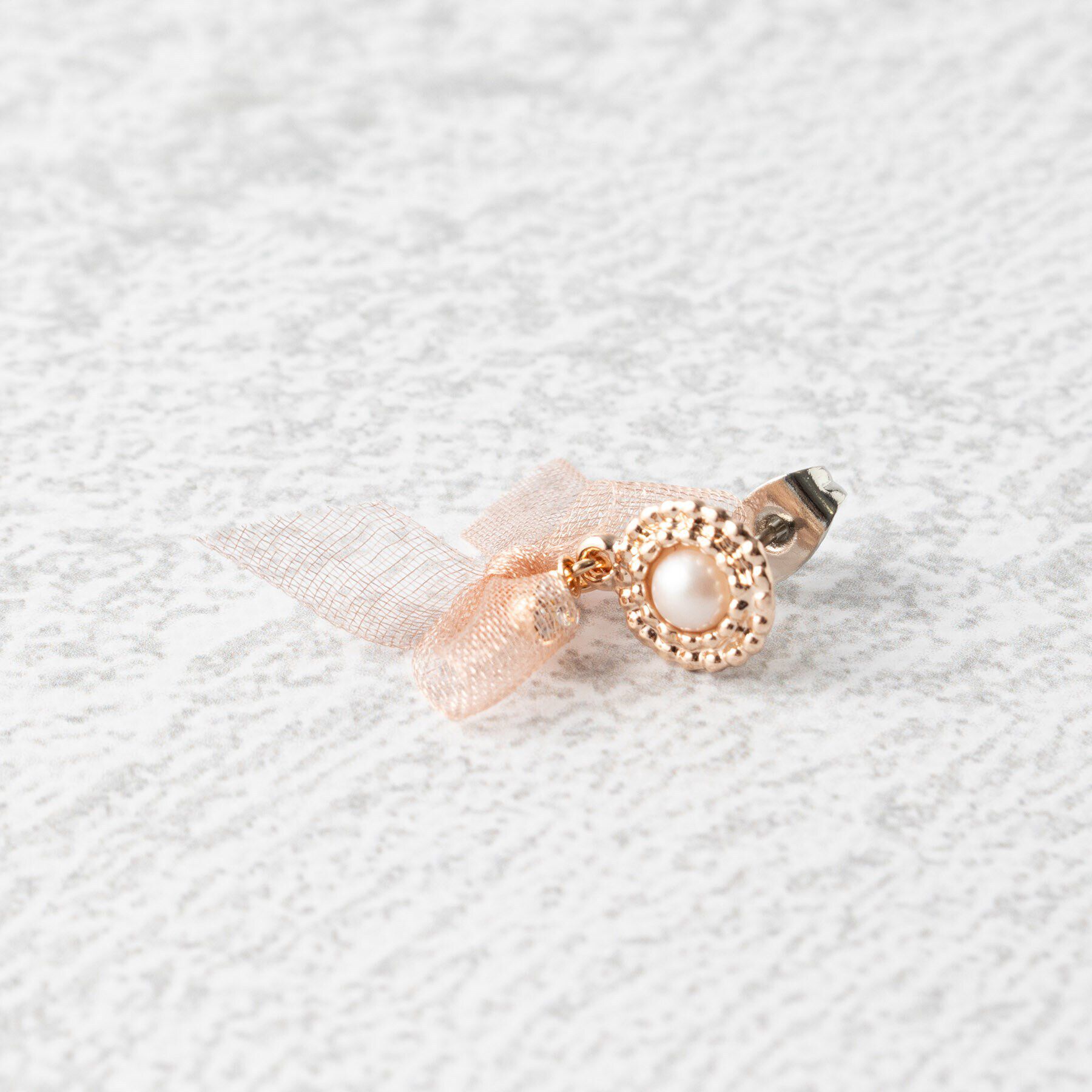 Grandedge「ピアス ニッケルフリー シアー リボン パール調 ストーン チタンポスト ドロップピアス」|ピアス|